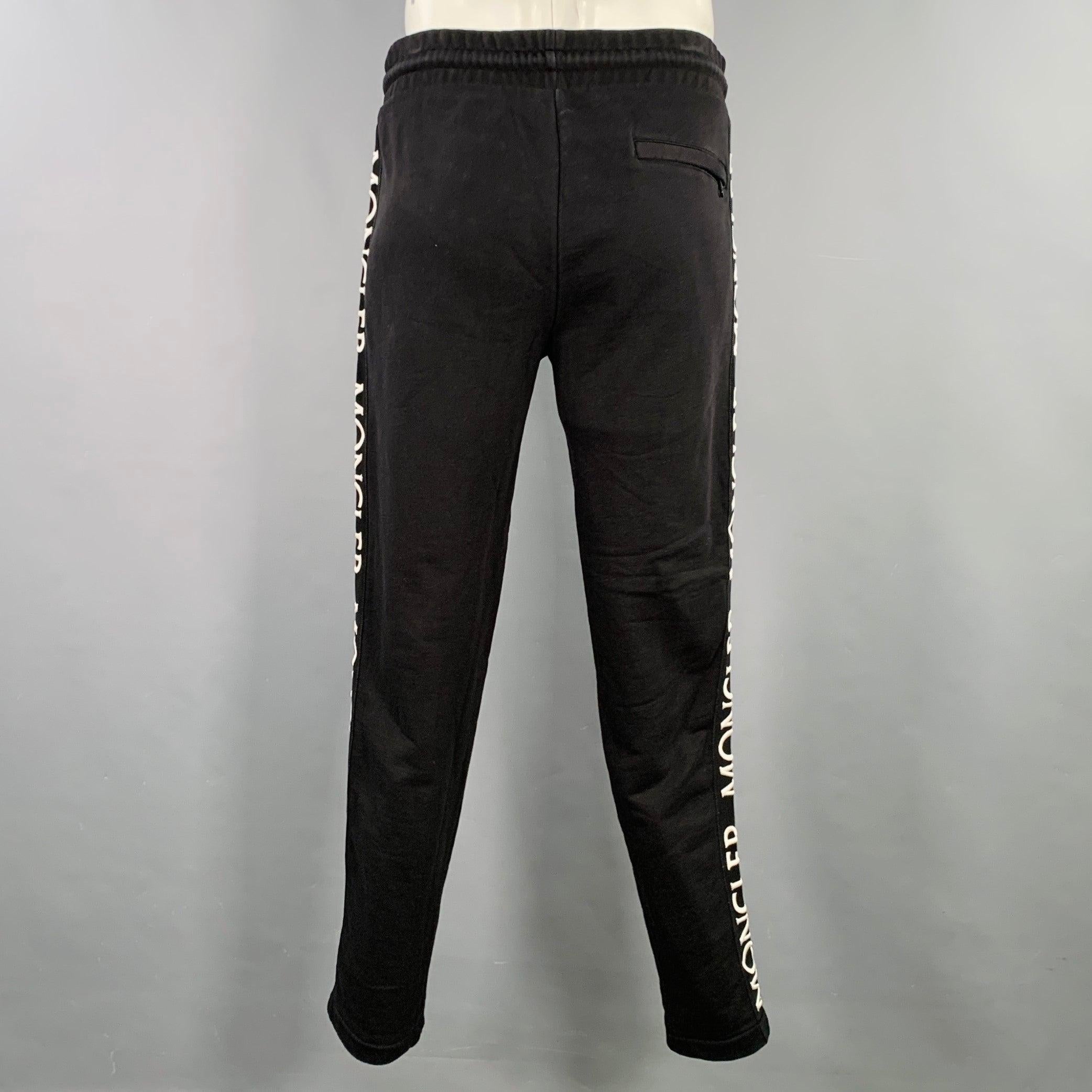 Nero Moncler Taglia L Pantaloni casual in cotone con coulisse con logo nero in vendita