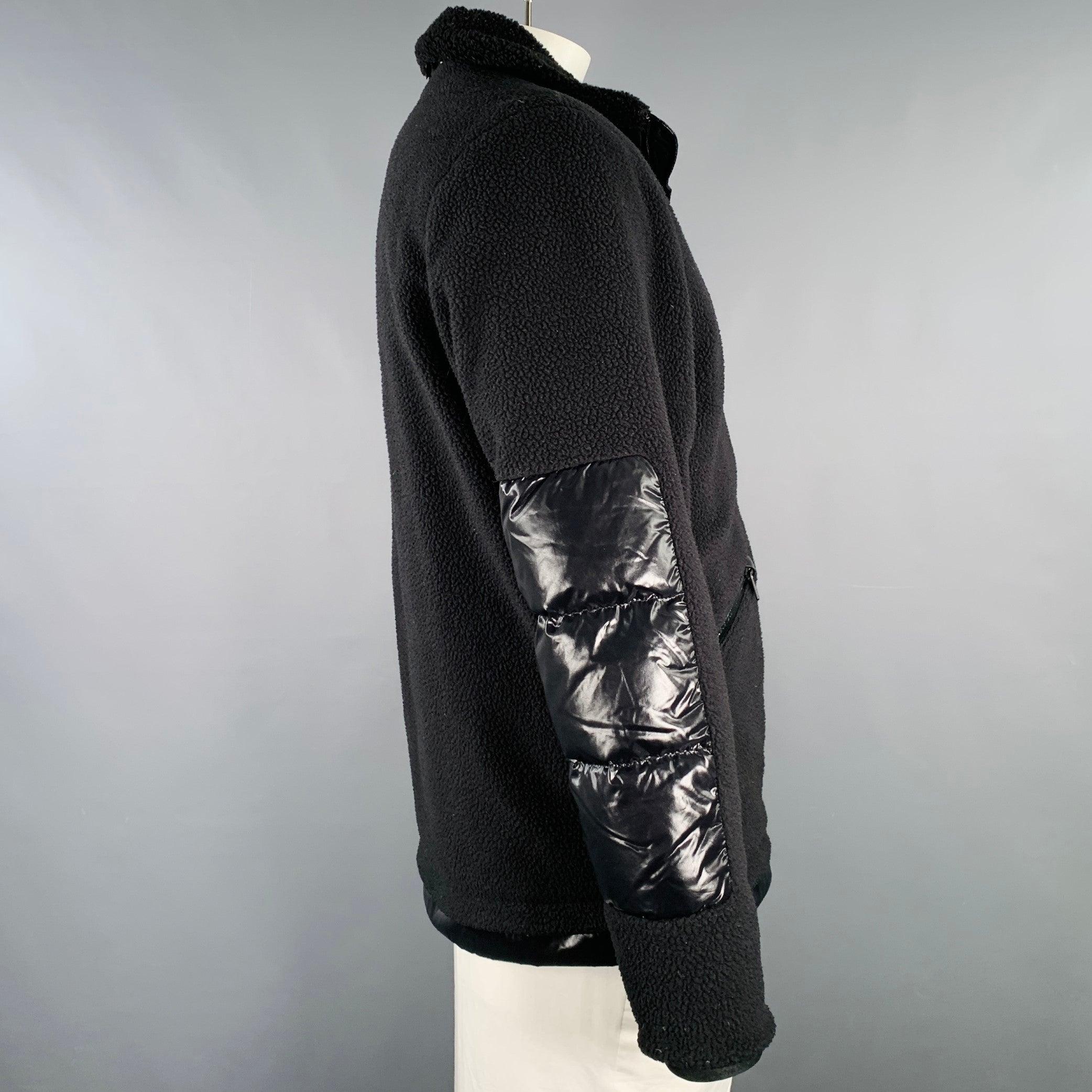 Giacca Moncler
in un tessuto di shearling nero che presenta
un design in tessuti misti con dettagli trapuntati, tasche con zip e chiusura con zip. Made in Romania.Eccellente condizione di usato. Tag del tessuto rimosso. 

Contrassegnato:  