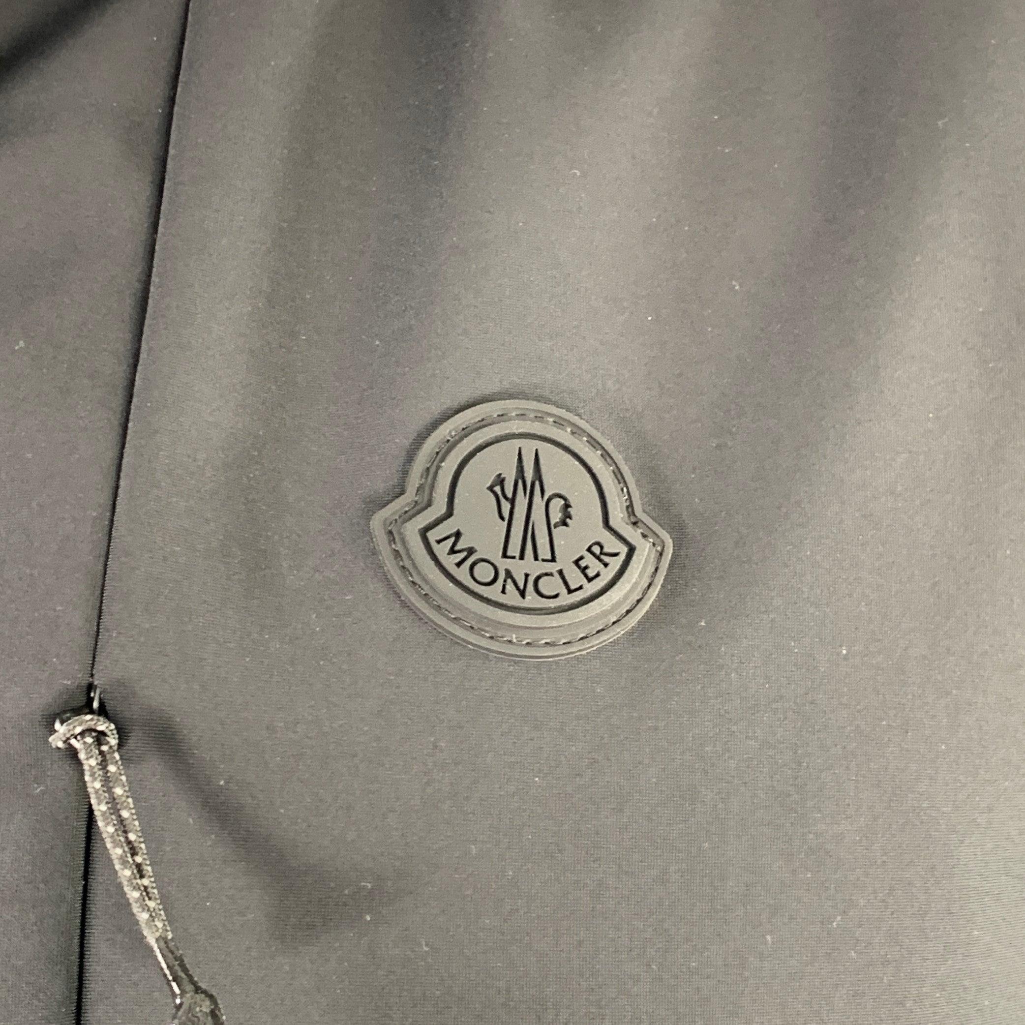Gilet Moncler
in softshell nero misto poliammide con cappuccio, imbottitura in piuma, tasche con zip e chiusura con zip. Made in Romania.Eccellente condizione di usato. 

Contrassegnato:   3 

Misure: 
 
Spalla: 18 pollici Petto: 45 pollici