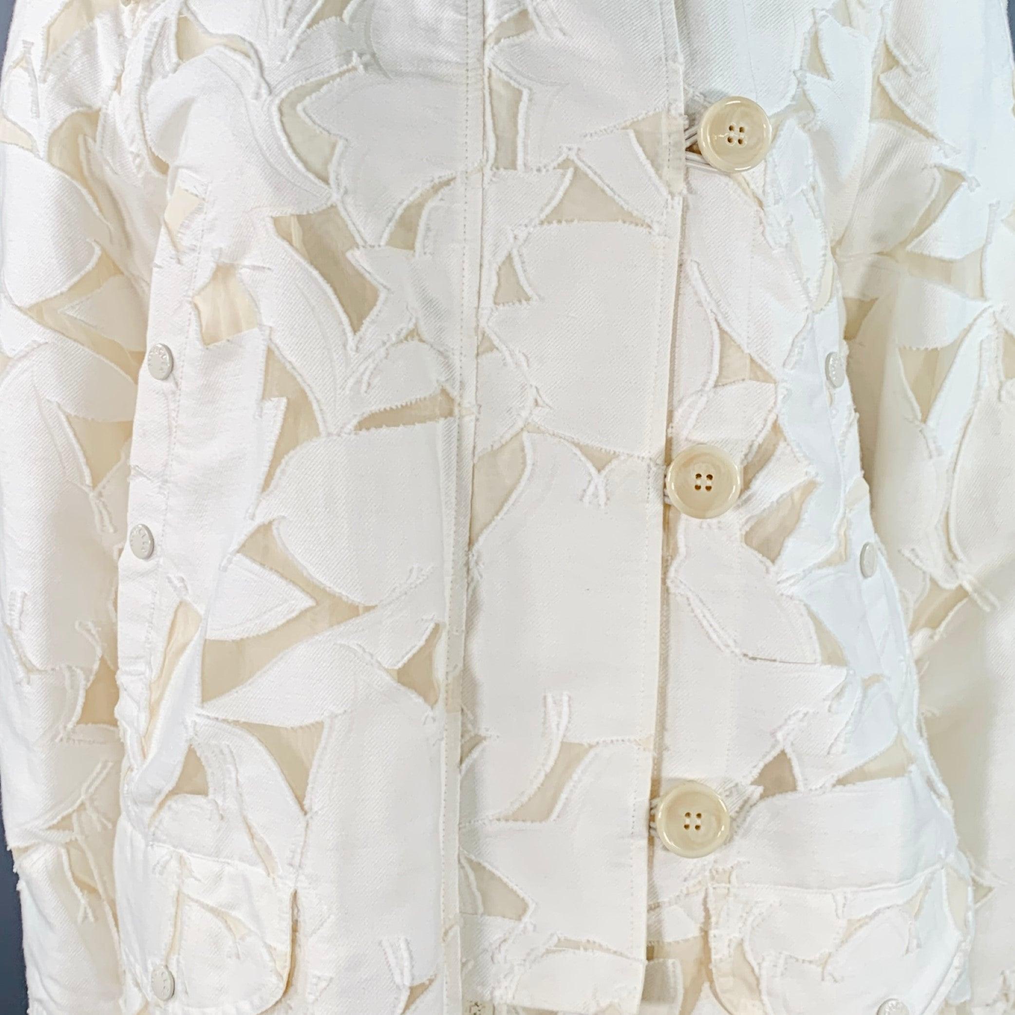 Giacca parka Moncler
in tessuto di cotone e seta bianco sporco, con ritagli floreali, cappuccio e chiusura con zip e bottoni. Made in Romania.Eccellente condizione di usato. 

Contrassegnato:   3 

Misure: 
 
Spalla: 17 pollici Busto: 44 pollici