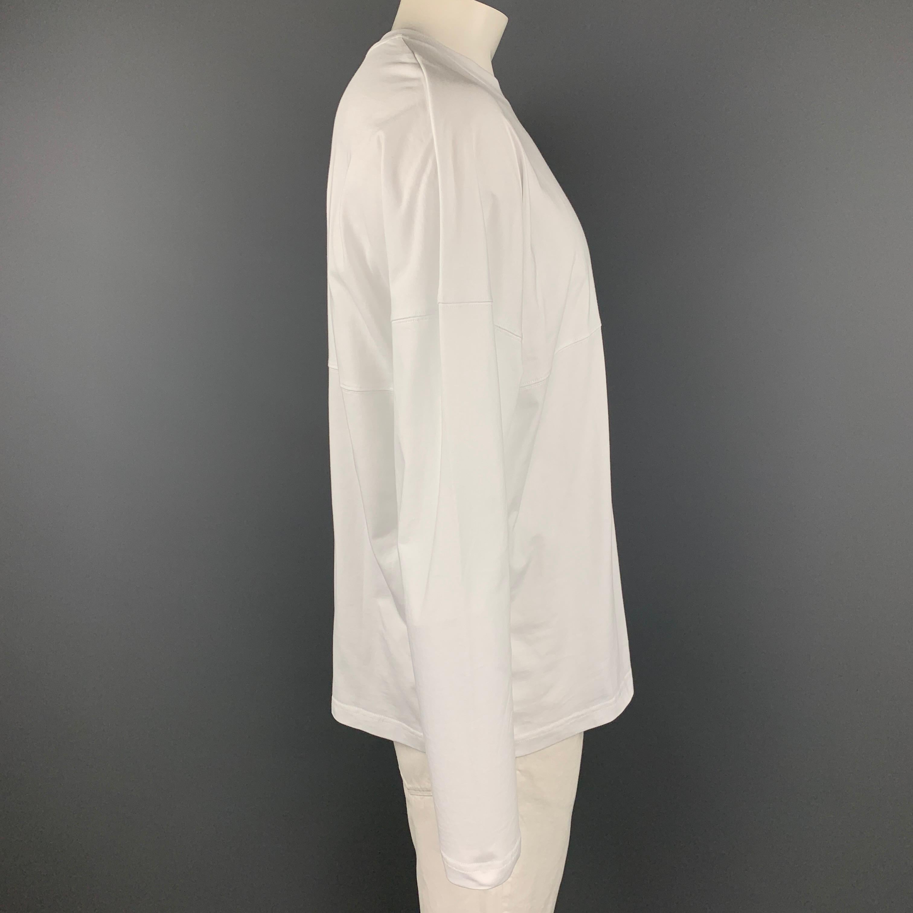 MONCLER long sleeve t-shirt comes in a white cotton with a logo patch detail featuring a crew-neck. 

New With Tags.
Marked: L

Measurements:

Shoulder: 32 in.
Chest: 52 in.
Sleeve: 21.5 in.
Length: 28 in. 