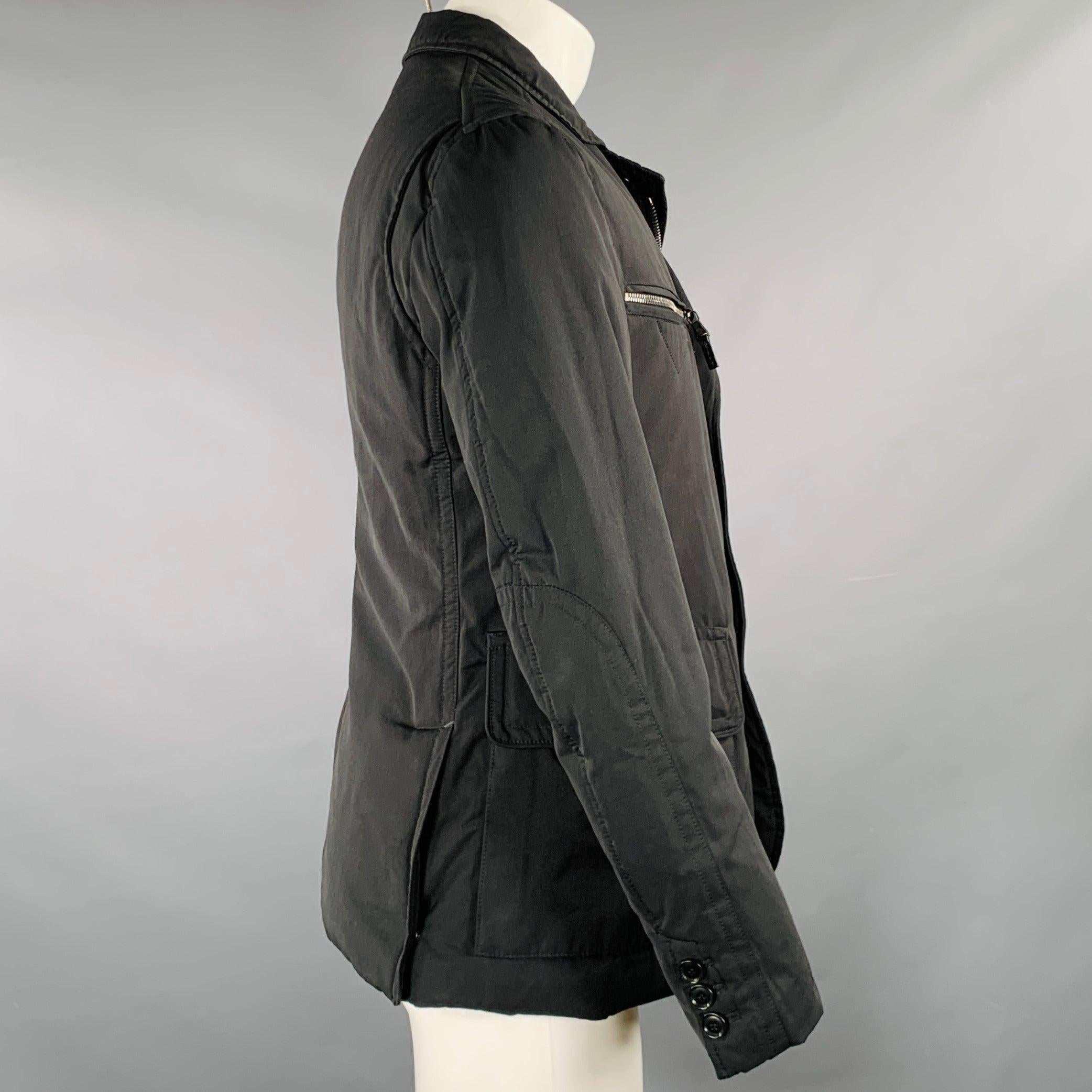 Giacca Moncler
in poliestere nero, leggermente imbottita e con imbottitura in piuma d'oca, tasche con zip e bottoni automatici e chiusura con zip e bottoni. Eccellente condizione di usato. 

Contrassegnato:   2 

Misure: 
 
Spalla: 16 pollici Petto:
