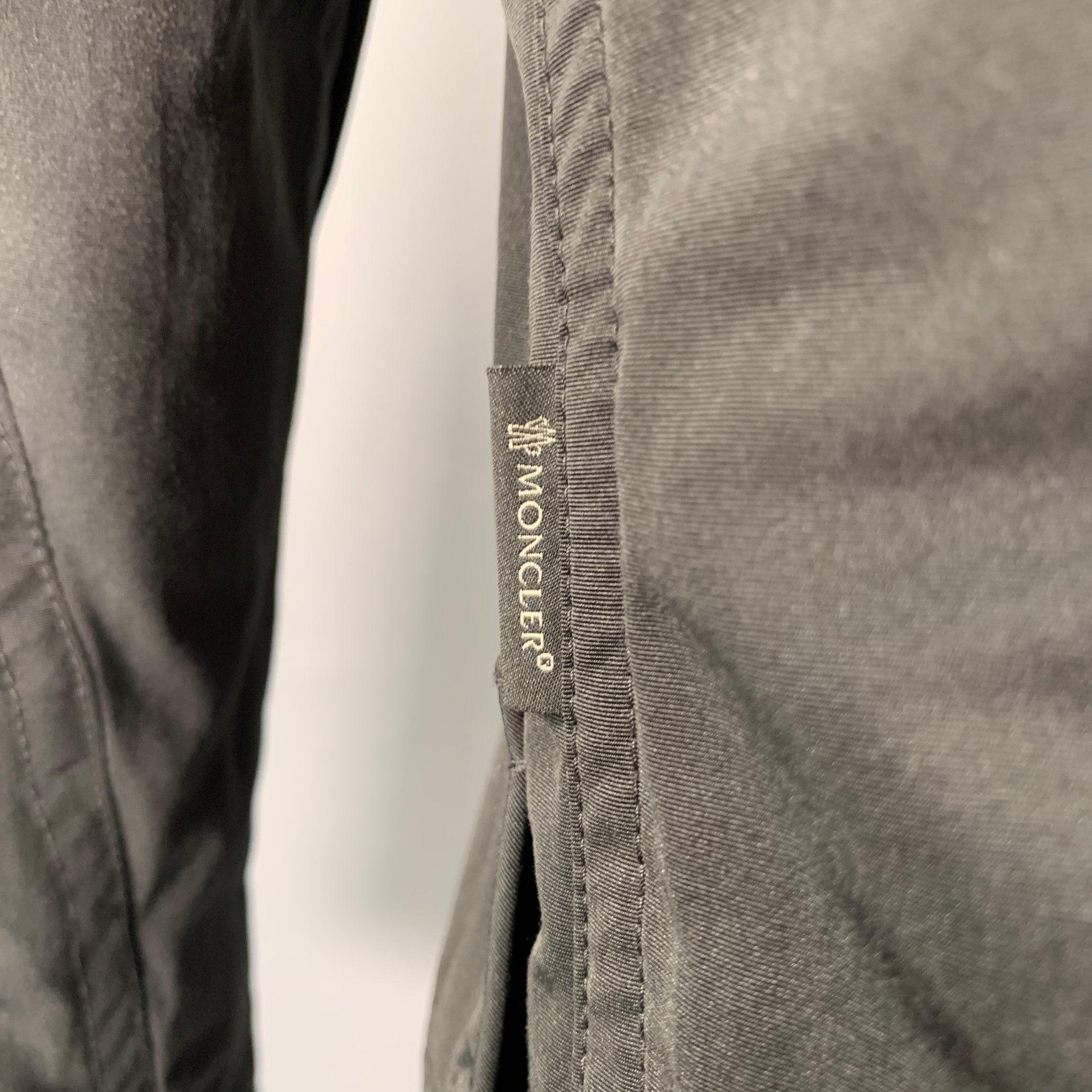 Moncler Giacca con bottoni e zip in poliestere nero taglia M. In condizioni ottime in vendita a San Francisco, CA