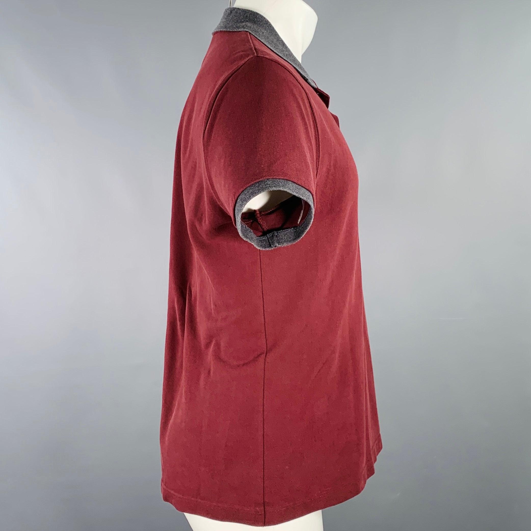 MONCLER polo
aus bordeauxfarbenem Stoff (fühlt sich an wie Baumwollpiqué) mit kontrastierendem grauem Kragen, kurzen Ärmeln und halber Knopfleiste. Hinweis: Dieses Kleidungsstück wurde professionell geändert. Bitte überprüfen Sie die Maße.