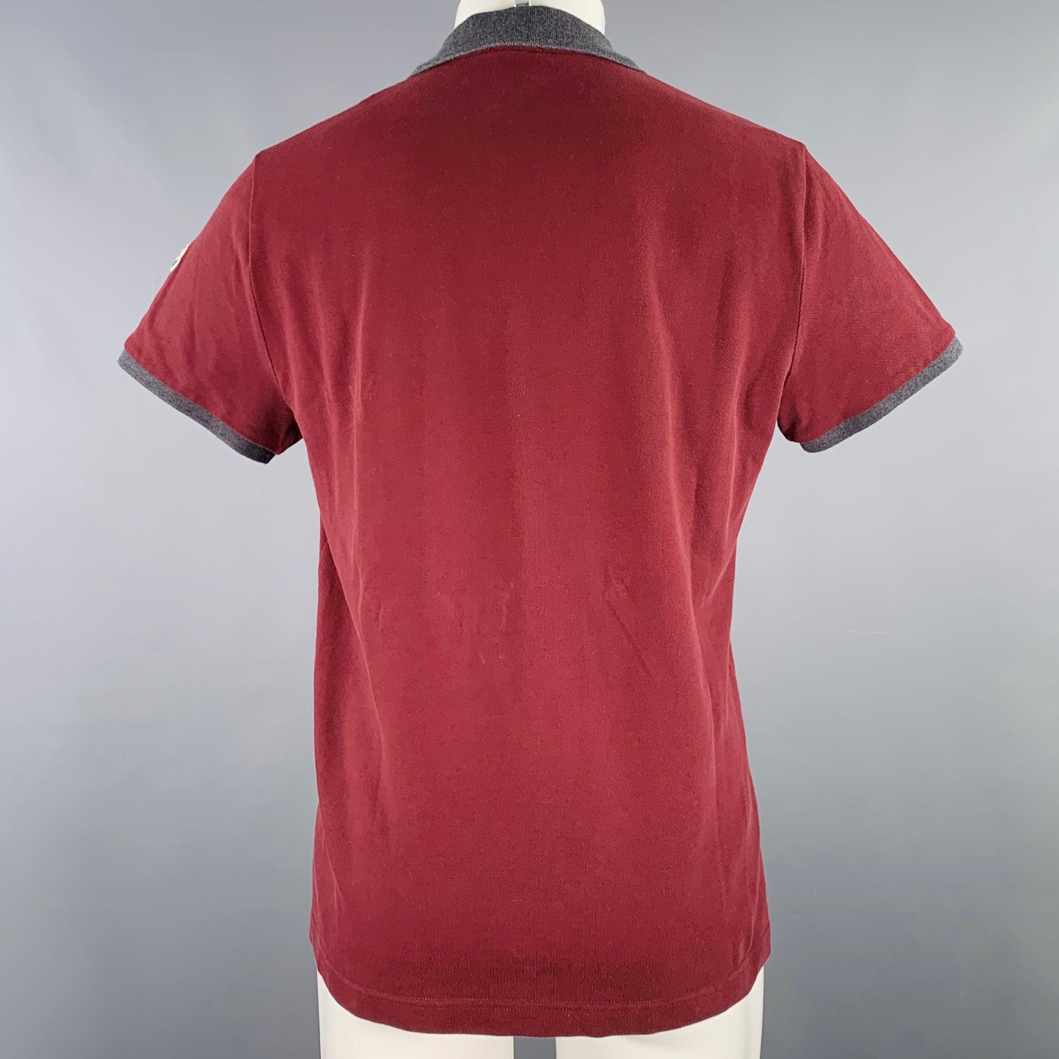 MONCLER Größe M Burgundergraues zweifarbiges Polo mit halber Plakette (Braun) im Angebot