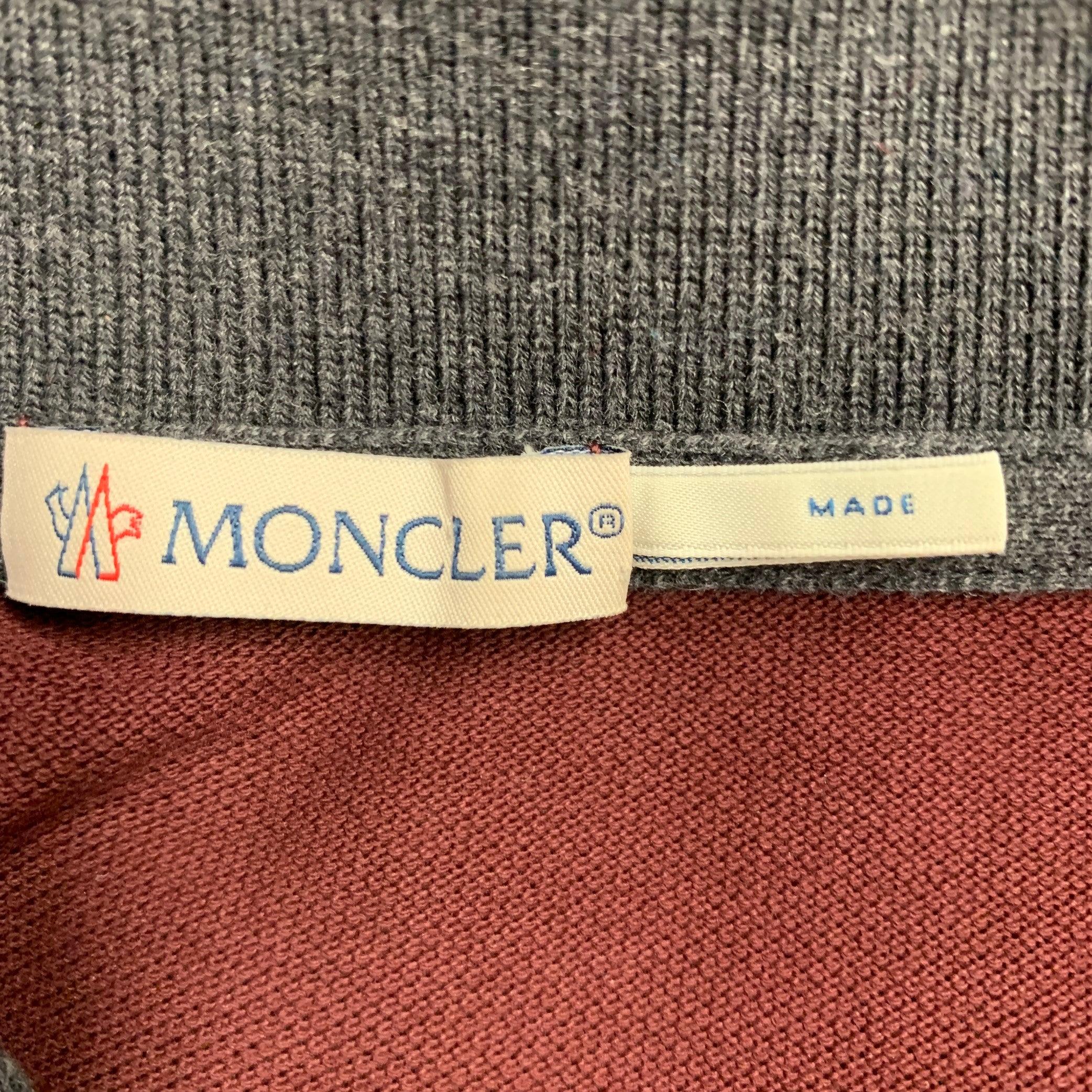 MONCLER Größe M Burgundergraues zweifarbiges Polo mit halber Plakette im Zustand „Hervorragend“ im Angebot in San Francisco, CA