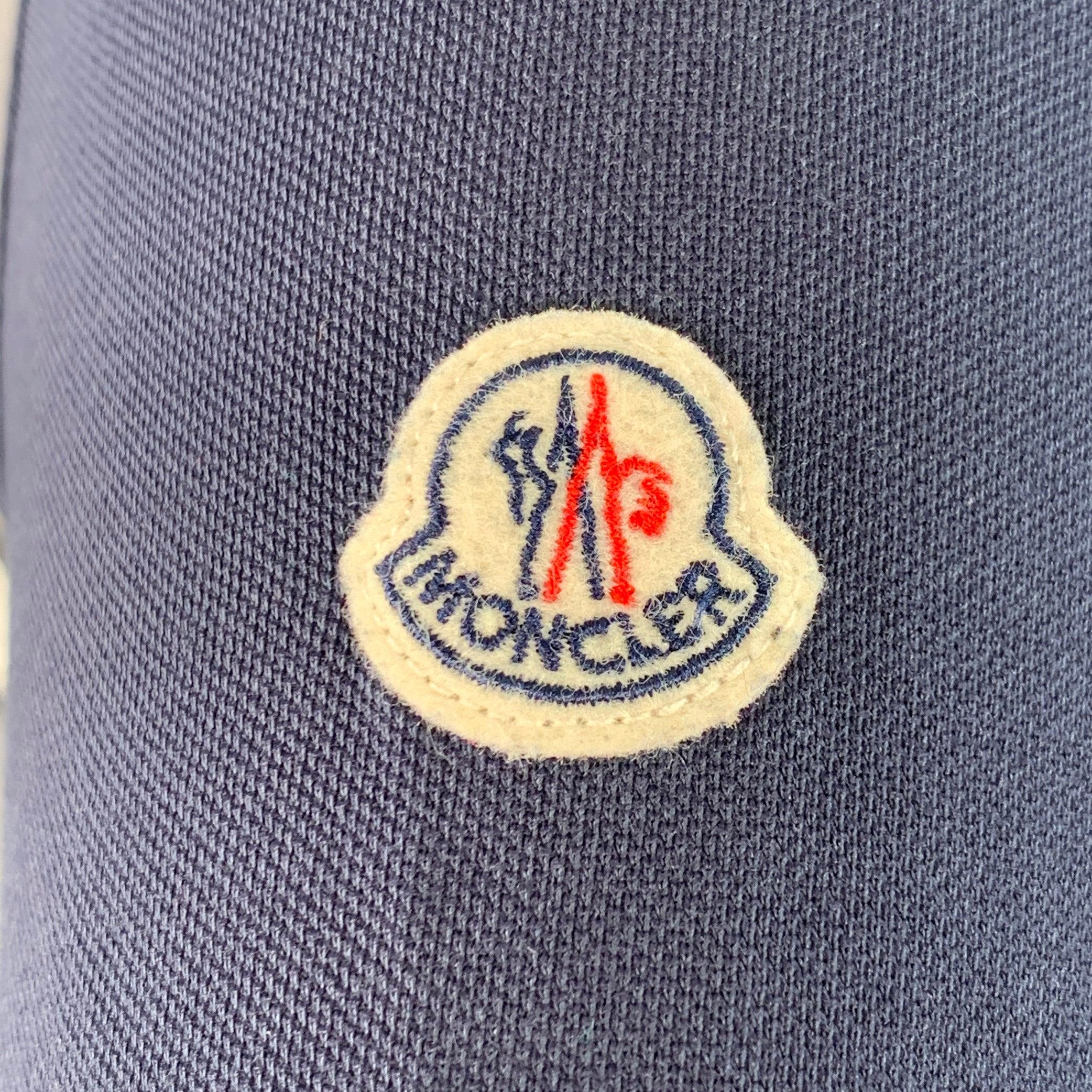 MONCLER Talla M Polo de un bolsillo con ribete de contraste en mezcla de algodón azul marino en Excelente estado para la venta en San Francisco, CA