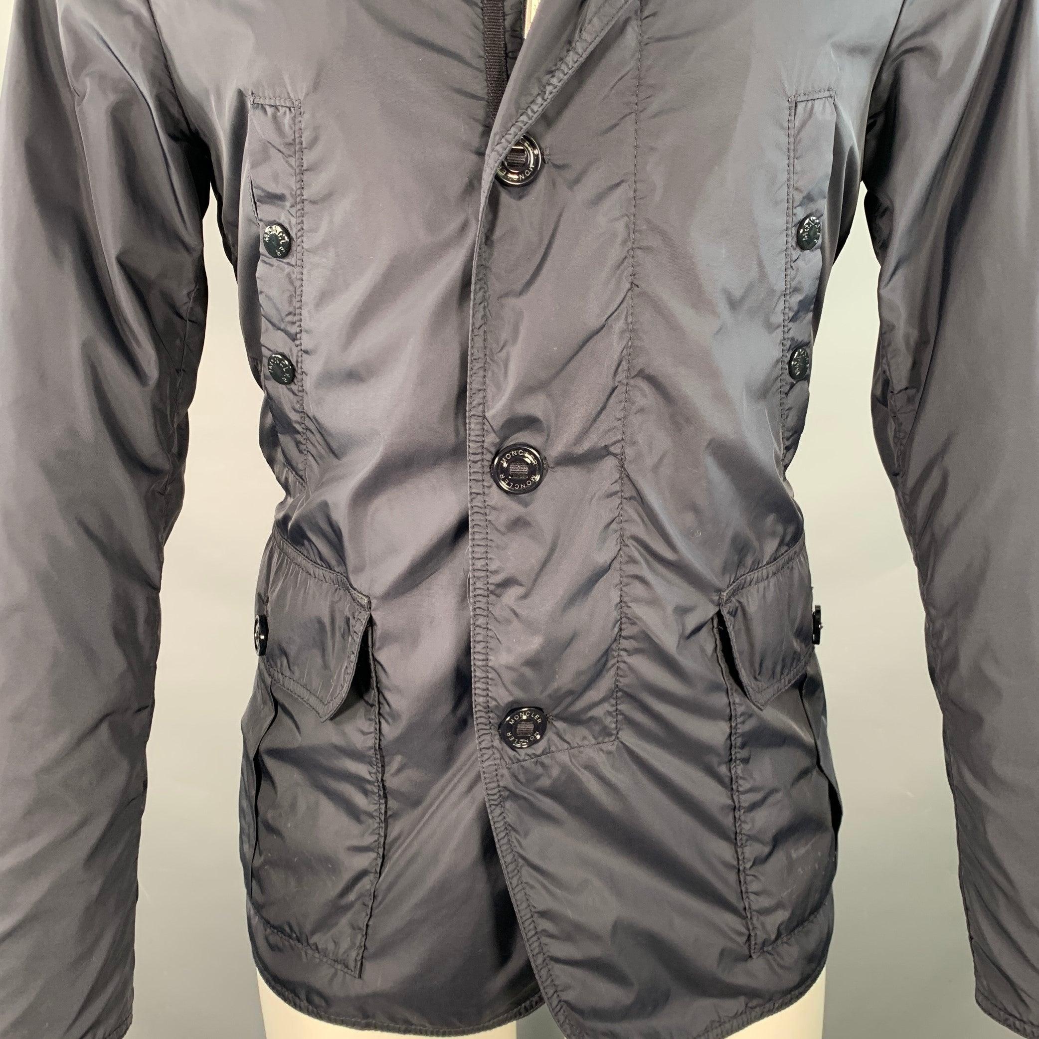 MONCLER Jacke
in navy nylon mit Windbreaker-Stil, mehreren Taschen und Reißverschluss & Knopfverschluss. Sehr guter gebrauchter Zustand. Mehrere kleine Flecken. 

Markiert:   2 

Abmessungen: 
 
Schultern: 17 Zoll Brust: 41 Zoll Ärmel: 25,5 Zoll