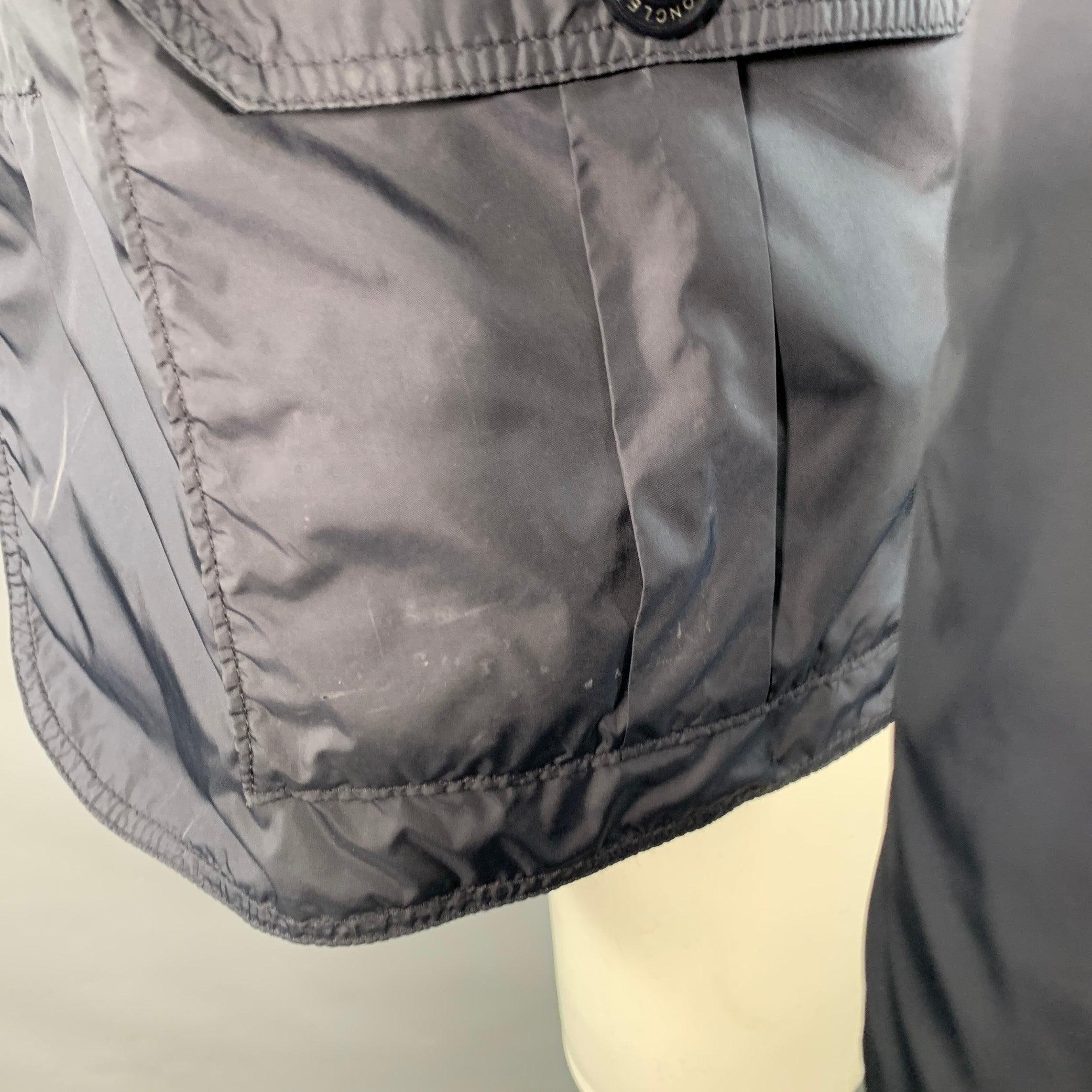 MONCLER Größe M Navy Nylon Zip Buttons Windbreaker Jacke im Angebot 2