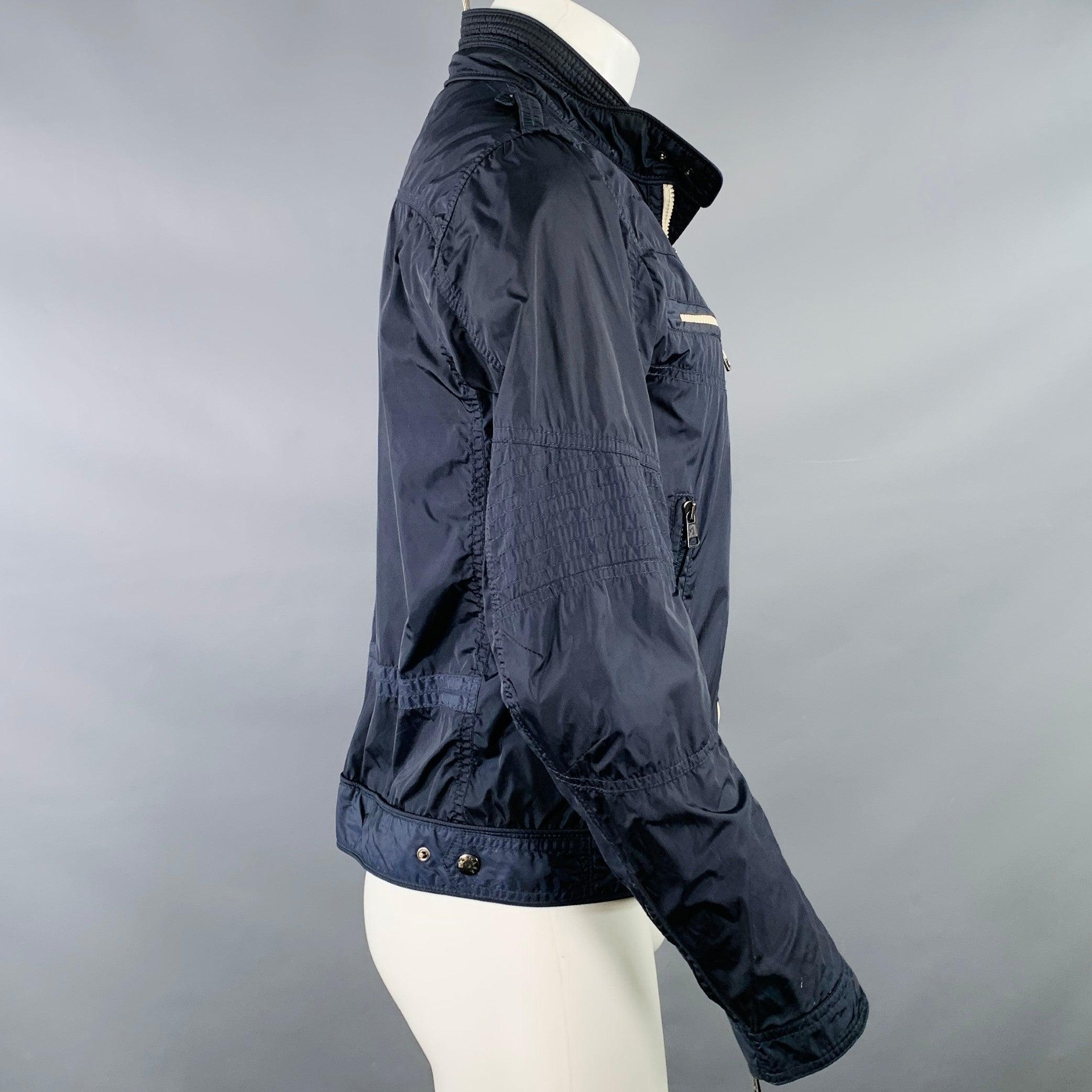 MONCLER Jacke
in einem
marineblaues Polyamid-Gemisch mit vier Reißverschlusstaschen, Schulterklappen und Reißverschluss.Guter gebrauchter Zustand. Mehrere kleine Flecken, einige Anzeichen von Verschleiß auf einer Tasche Reißverschluss. 

Markiert:  