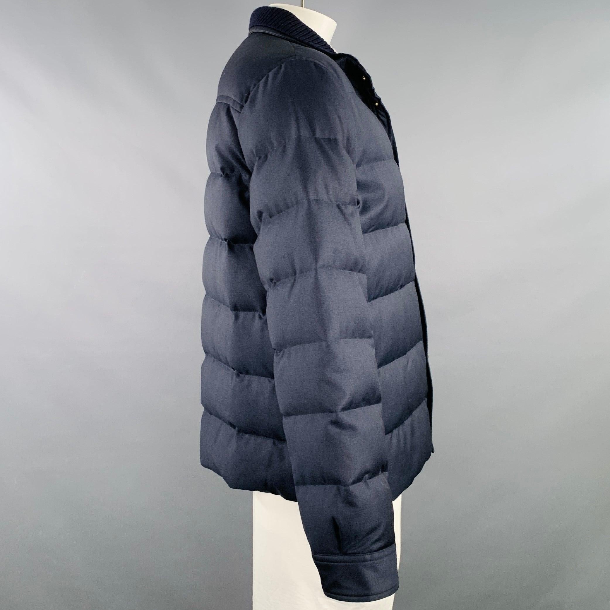 Giacca Moncler GAMME BLEU
in lana blu, con uno stile trapuntato, un'accogliente imbottitura in piuma d'oca, un colletto a costine e una chiusura con bottoni a pressione in metallo dorato. Made in Italy. Eccellente condizione di usato.