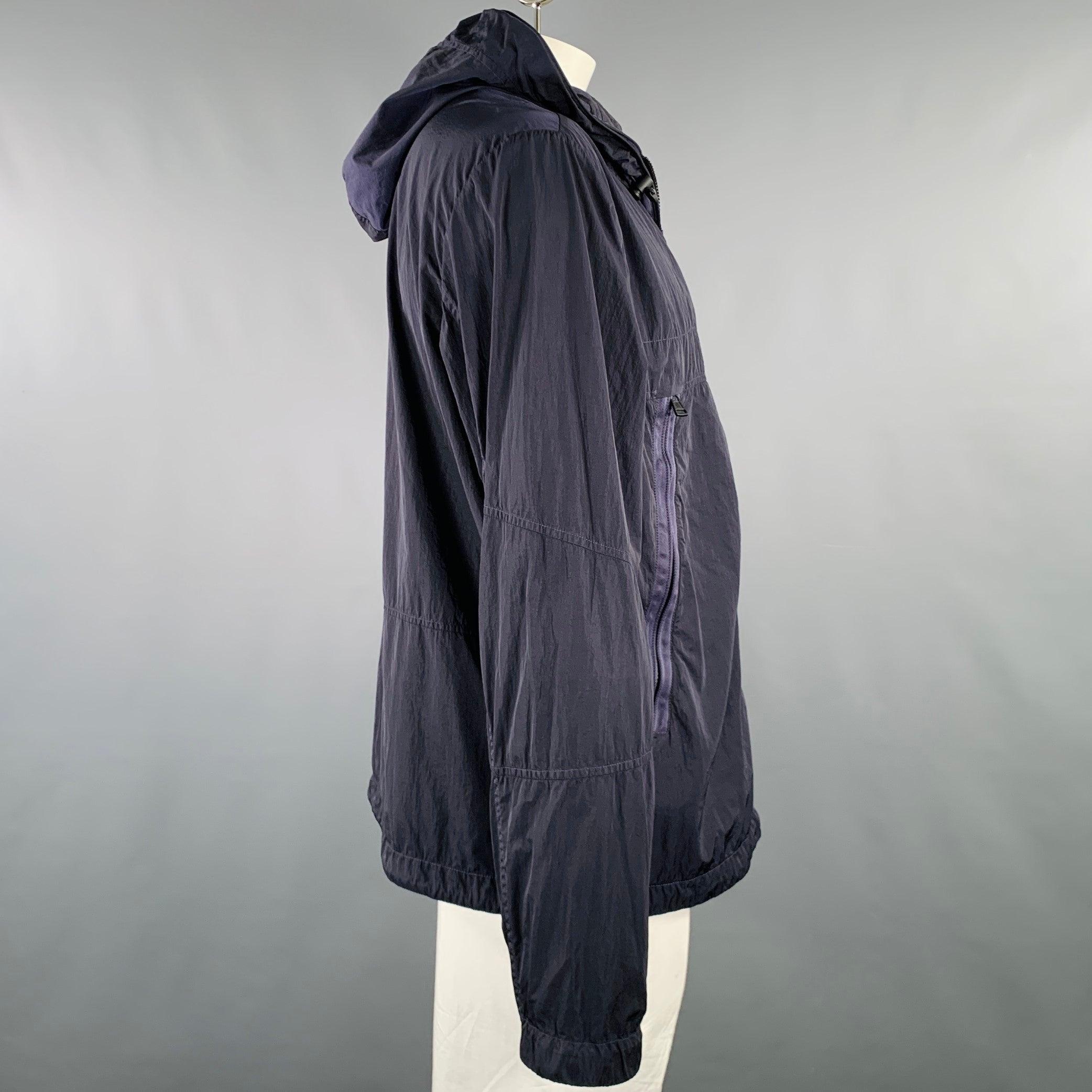 Giacca Moncler
in poliammide blu, con cappuccio, tasche con zip e chiusura con zip. Made in Romania.Eccellente condizione di usato. 

Contrassegnato:   6 

Misure: 
 
Spalla: 19,5 pollici Petto: 52 pollici Manica: 28 pollici Lunghezza: 28,5 pollici
