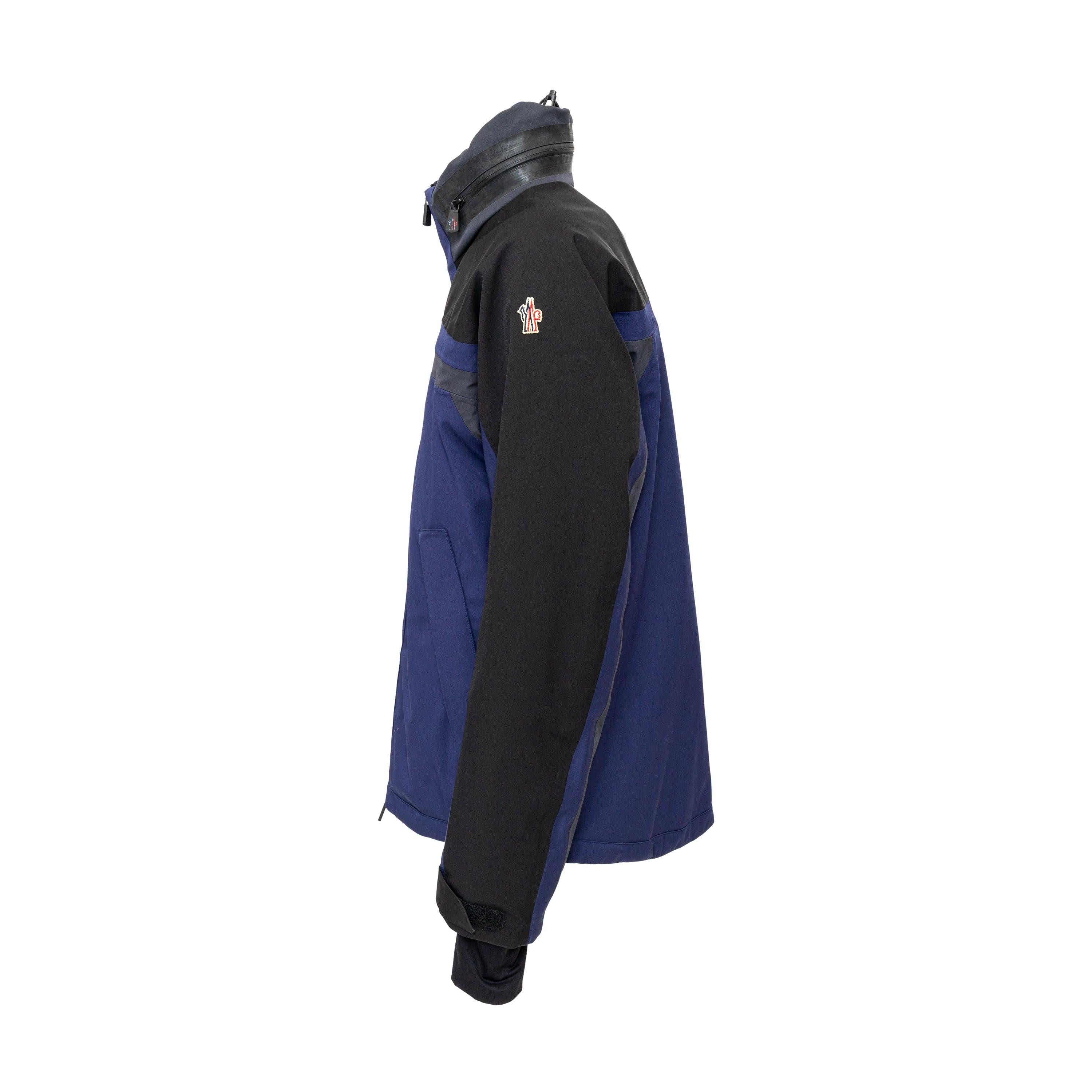 La giacca da sci Moncler è sapientemente realizzata in fibra di nylon per proteggerti da vento e neve, con isolamento e cuciture termosaldate per tenerti al caldo anche a basse temperature. Rimani asciutto grazie alla zip resistente all'acqua e al
