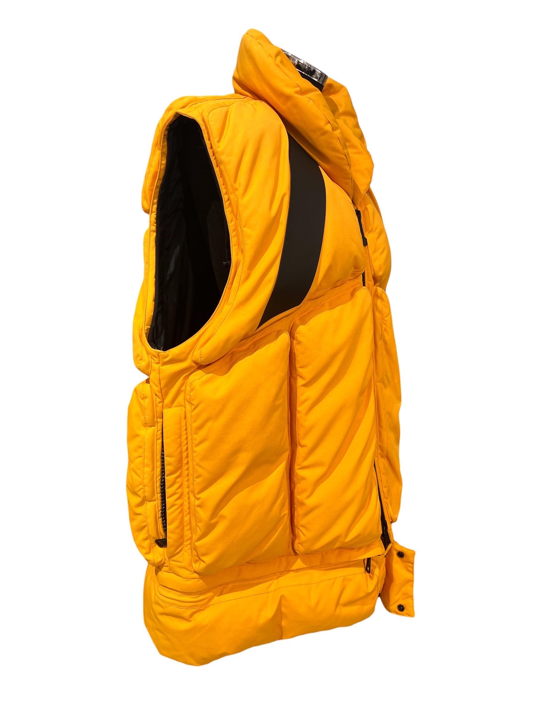 Moncler Smanicato Giallo In Good Condition For Sale In Torre Del Greco, IT