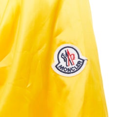 Moncler Regenparka aus Nylon mit aufgenähtem Logo, in Sonnengelb, technisch, zusammenpackbar, Größe XL