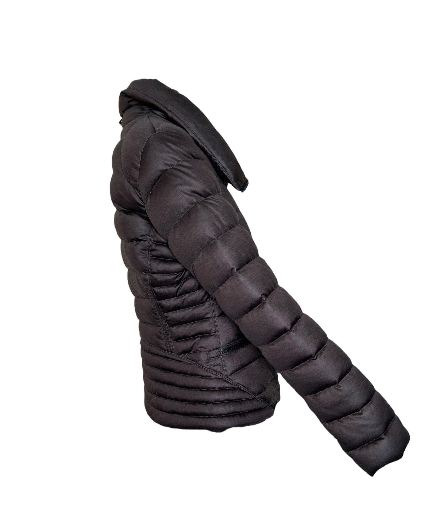 Gönnen Sie sich Luxus mit der Moncler Taupe Puffer Down-Father Jacket. Diese modische Jacke bietet Weichheit und Wärme dank ihres Designs aus Daunenfedern und Puffern. Der einzigartige Stoff der Doudoune Elastique verleiht ihr einen Hauch von