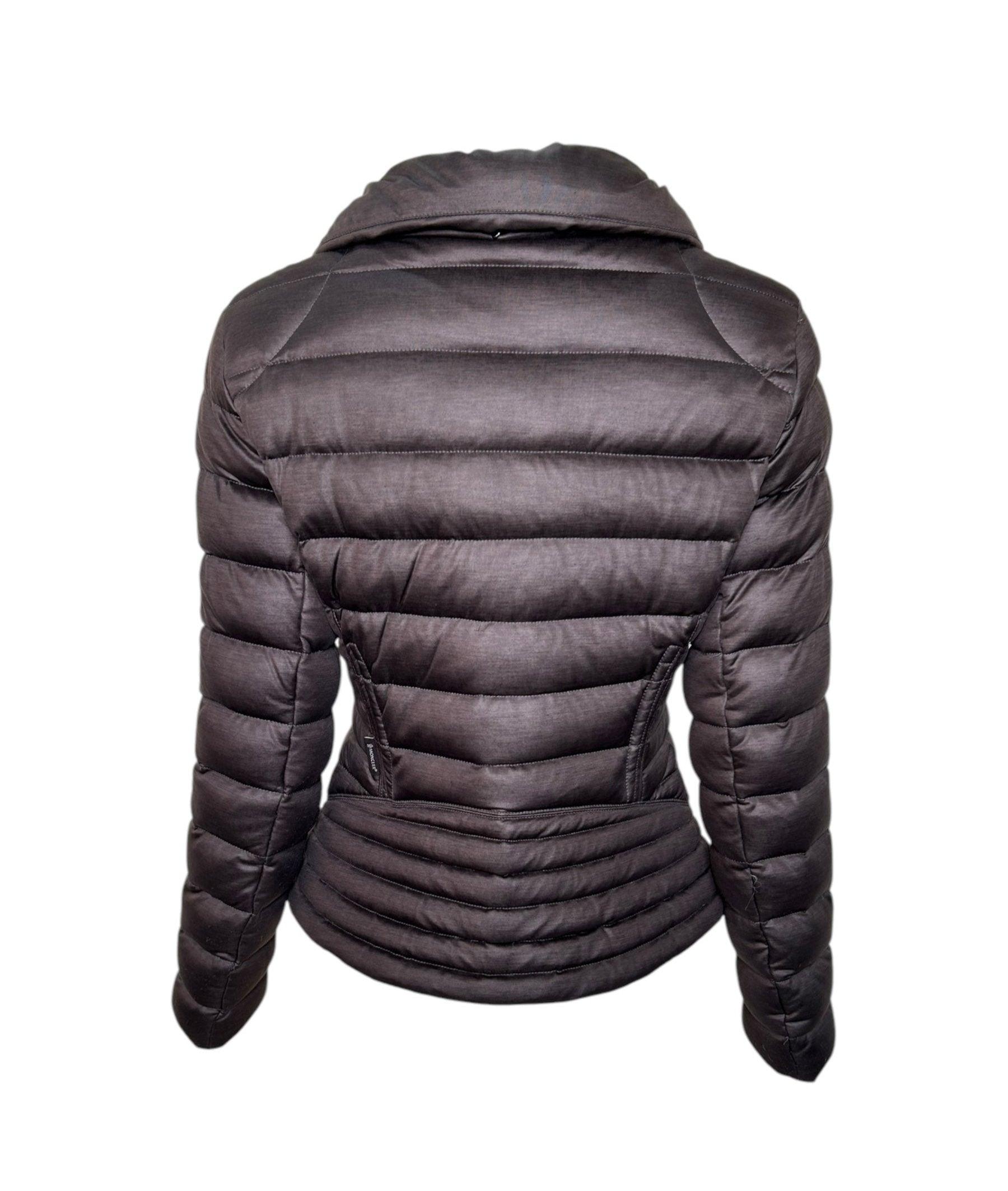 Moncler Taupe Puffer Daunen-Feder Jacke mit Reißverschluss vorne (Grau) im Angebot