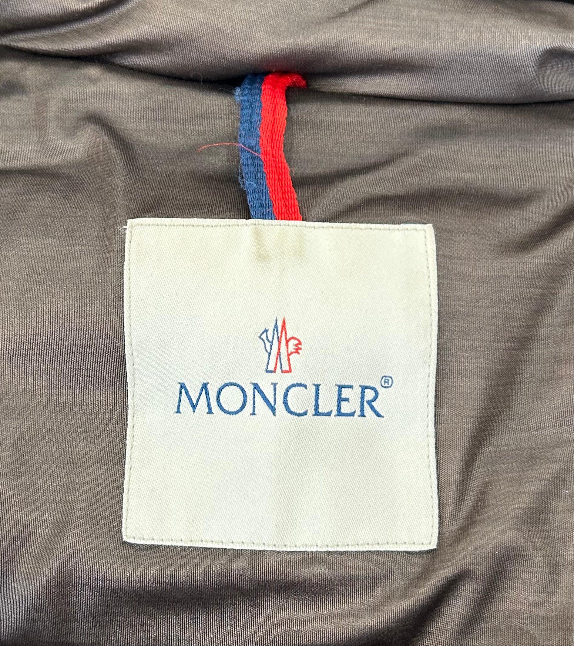Moncler Taupe Puffer Daunen-Feder Jacke mit Reißverschluss vorne im Zustand „Hervorragend“ im Angebot in Los Angeles, CA