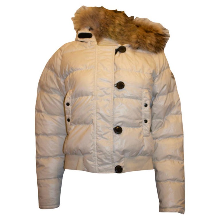 Moncler Weiße Kapuzenjacke mit Pelzbesatz bei 1stDibs moncler
