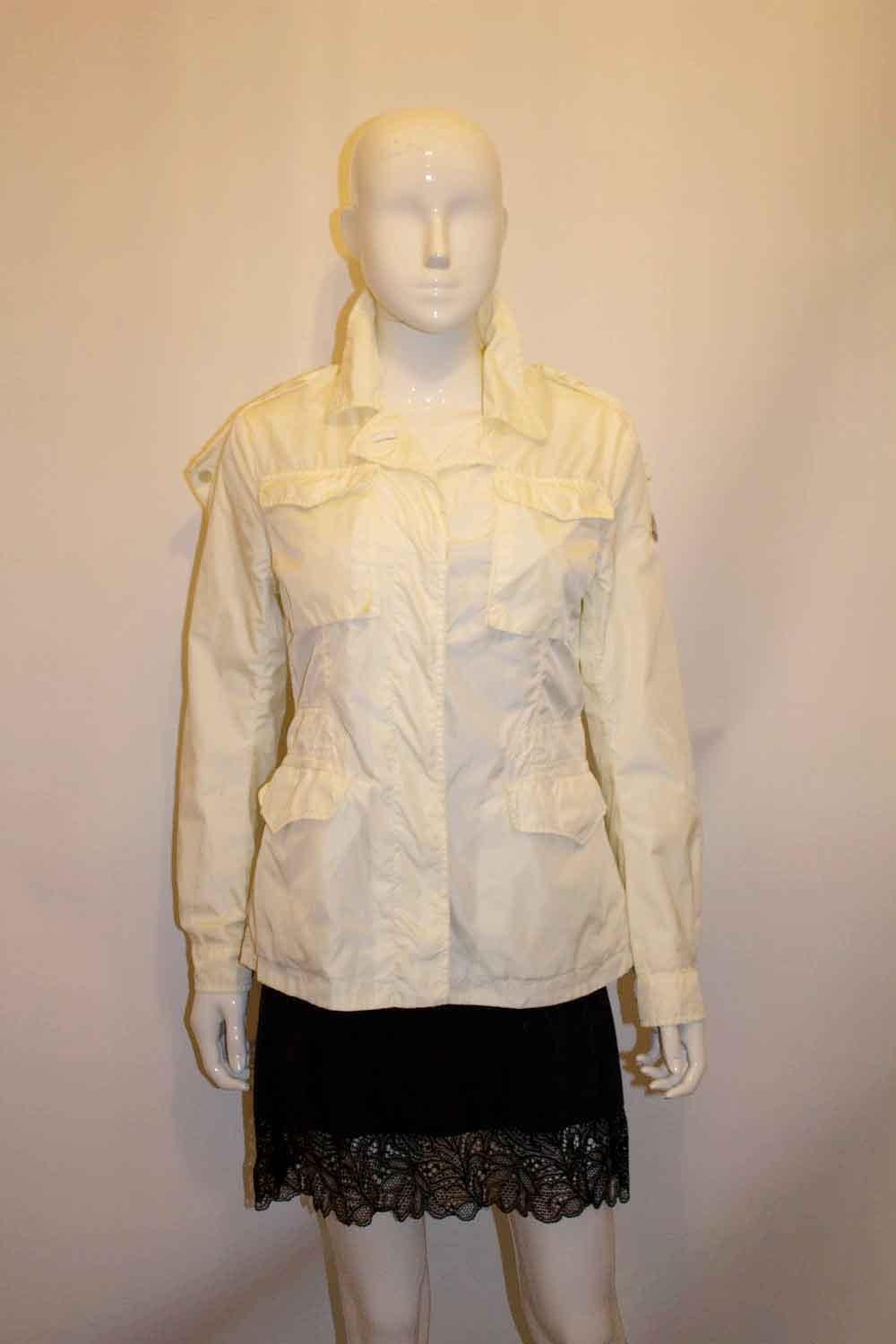 Moncler White Jacket with Detachable Hood In Good Condition For Sale In London, GB