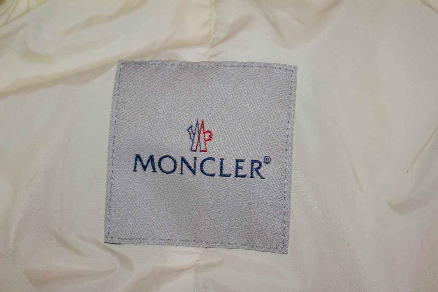 Moncler - Veste blanche avec capuche détachable en vente 1