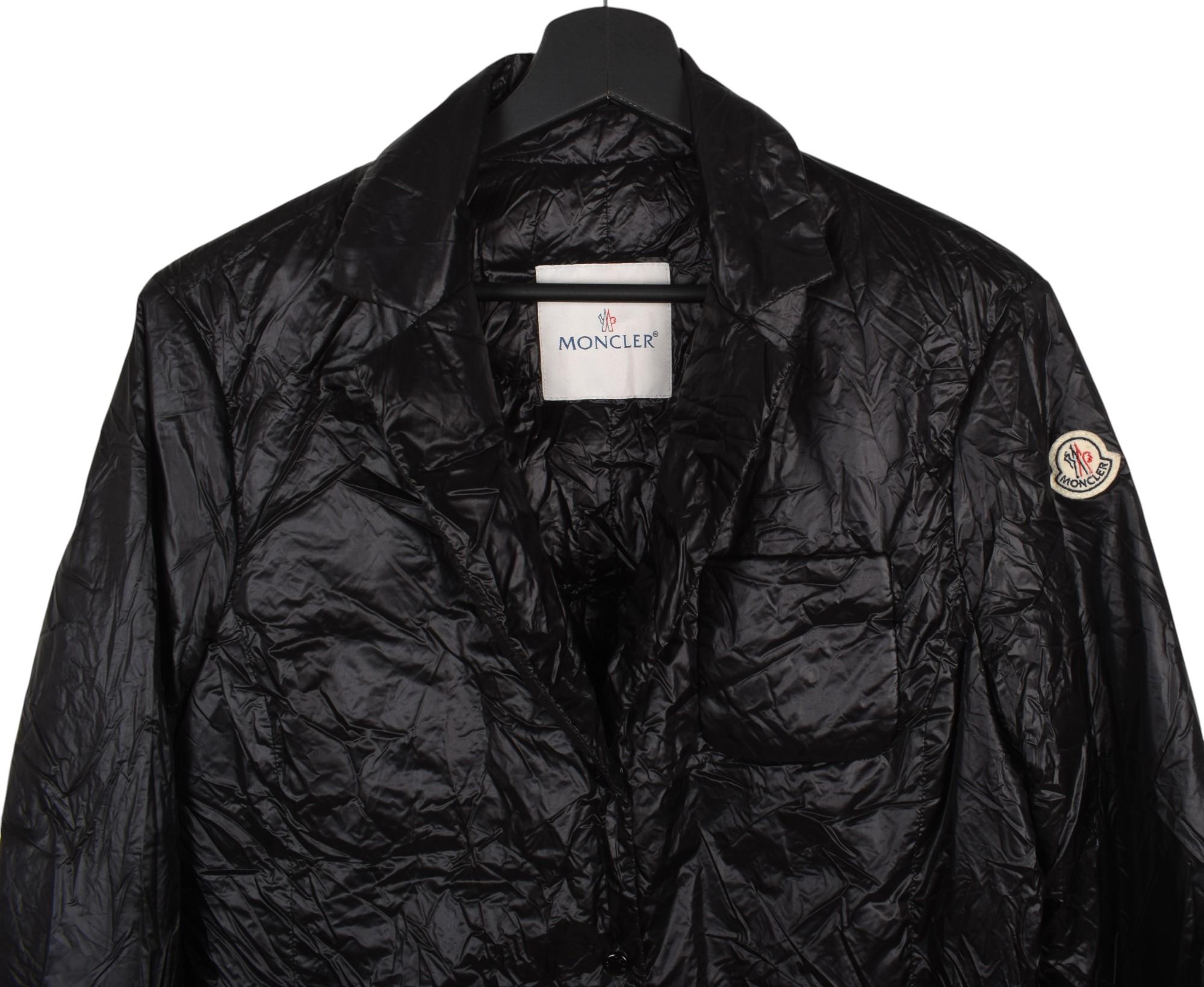 Controlla le mie altre inserzioni. Ho molti altri abiti firmati in vendita. Aperto a qualsiasi offerta.
L'articolo in vendita è un vero e proprio piumino Moncler Miami da donna, S1428, DU7.
Colore: nero
(Il colore effettivo può variare leggermente a
