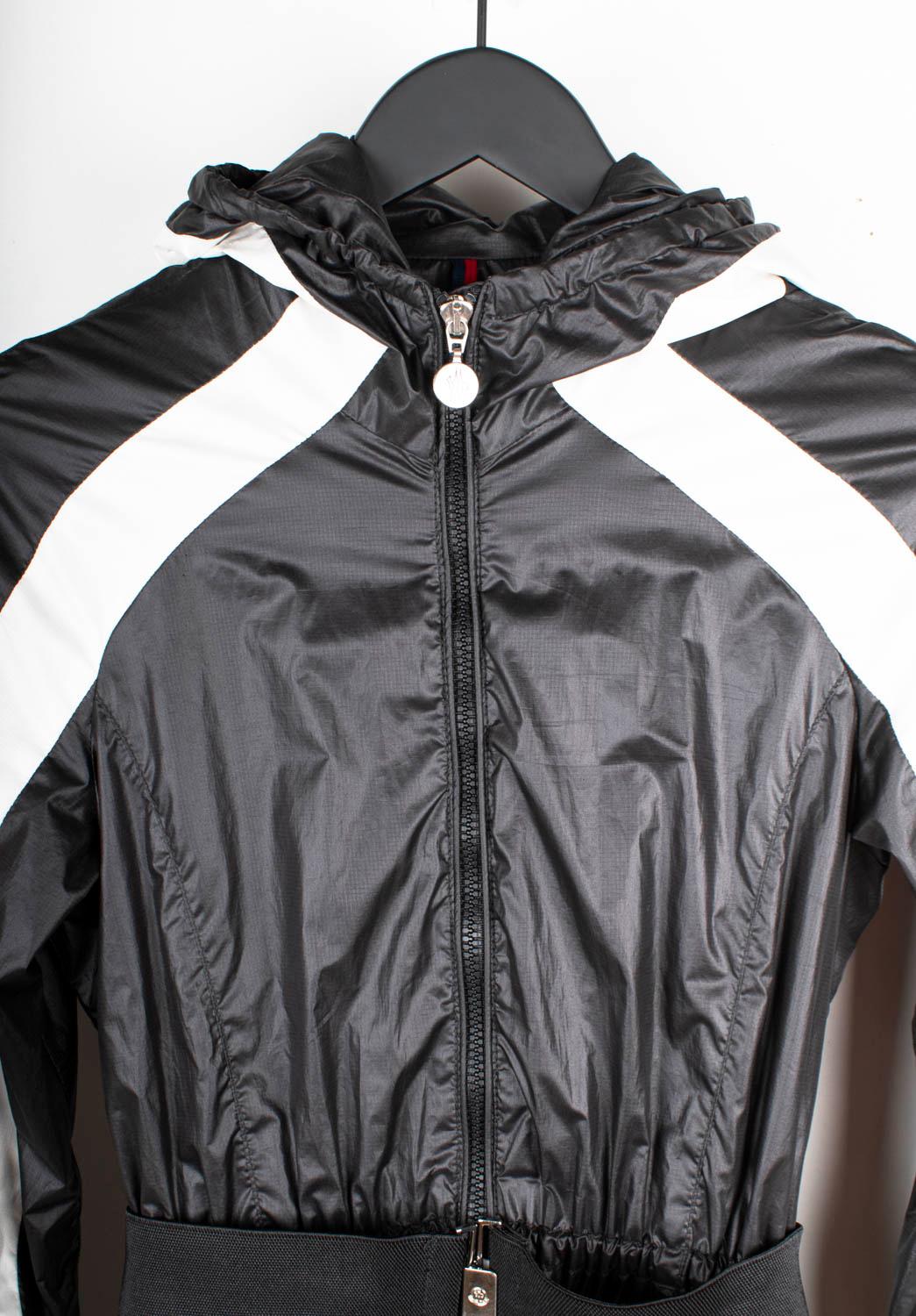 Controlla le mie altre inserzioni. Ho molti altri abiti firmati in vendita. Aperto a qualsiasi offerta.
L'articolo in vendita è 100% autentico Moncler con cappuccio, giacca lunga con cintura, giacca da donna, S1499, PE0
Colore: nero
(Il colore