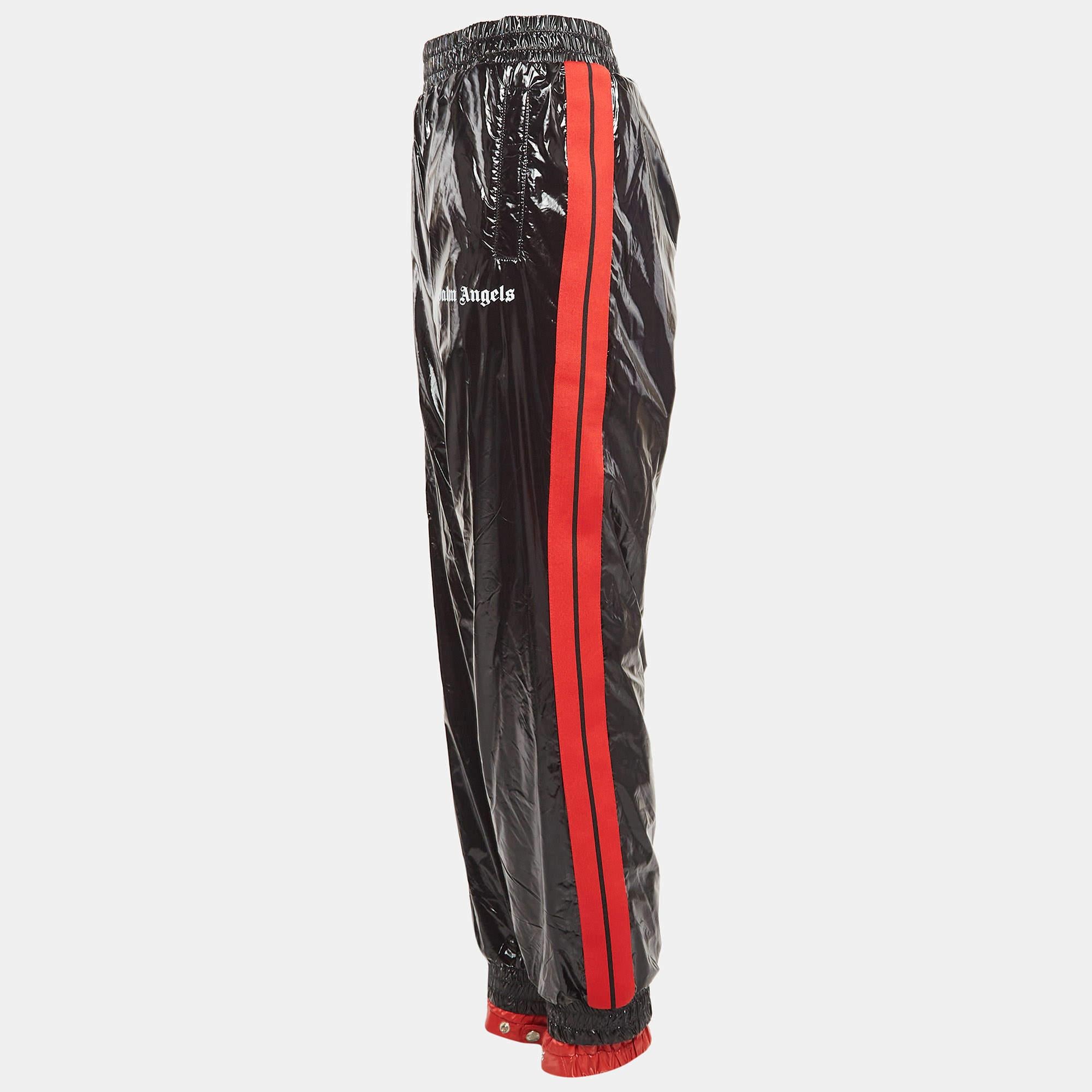 Die Moncler x Palm Angels Jogginghose verbindet sportliches Flair mit Luxus. Gefertigt aus hochwertigem Synthetikgewebe  Diese Jogginghose ist mit auffälligen Seitenstreifen und der charakteristischen Logo-Applikation versehen. Entworfen für Komfort