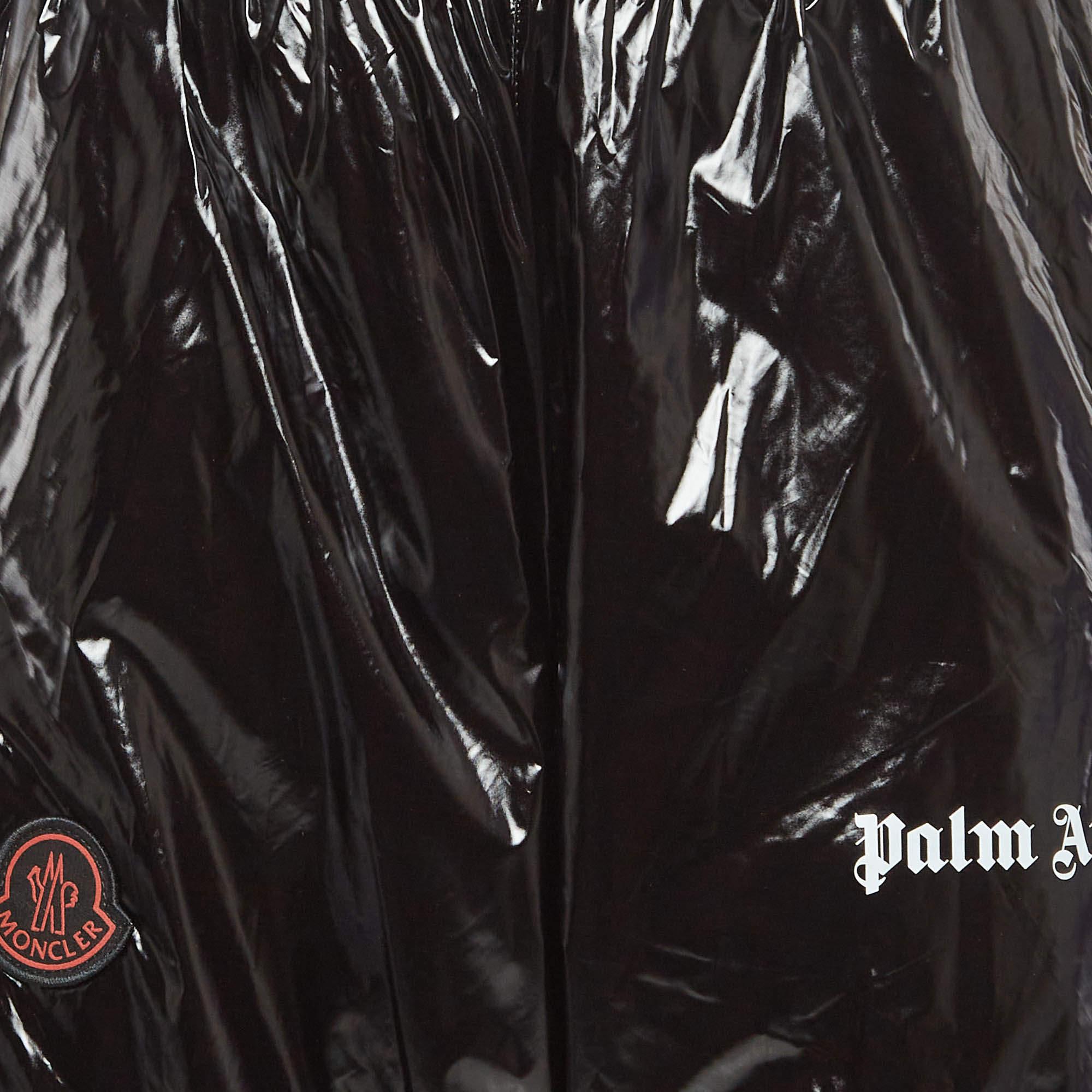 Moncler x Palm Angels Joggers mit schwarzen Seitenstreifen und synthetischem Logo-Applikation, M im Zustand „Neu“ im Angebot in Dubai, Al Qouz 2