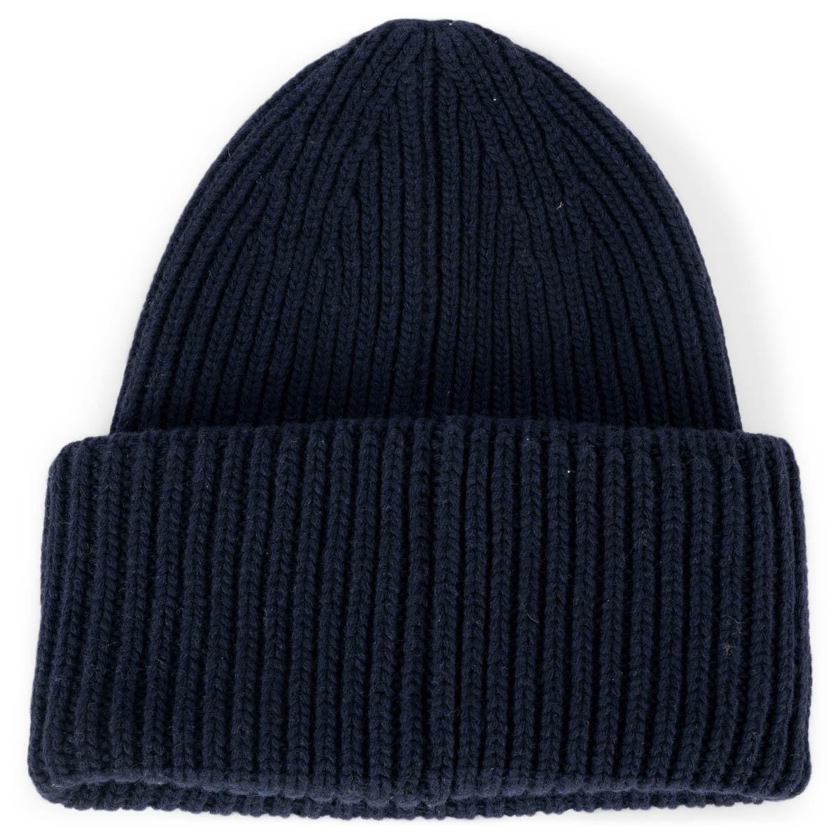 100% authentic Moncler x Palm Angels mid-weight knit, this plush beanie is crafted from navy carded wool. The ribbed knit accessory is embellished with a co-creation velvet logo patch. Has been worn and is in excellent condition. 

All our listings