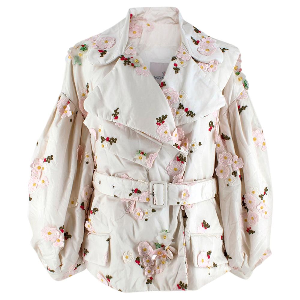 Moncler Simone Rocha Ivory Floral Pattern Coat With Belt

- Floral embroidery and applique
- Double breasted popper fastenings
- Popper fastening at cuffs
- Puffy sleeves
- Sealed flap pockets
- Patch pocket on front
- Belt with buckle
