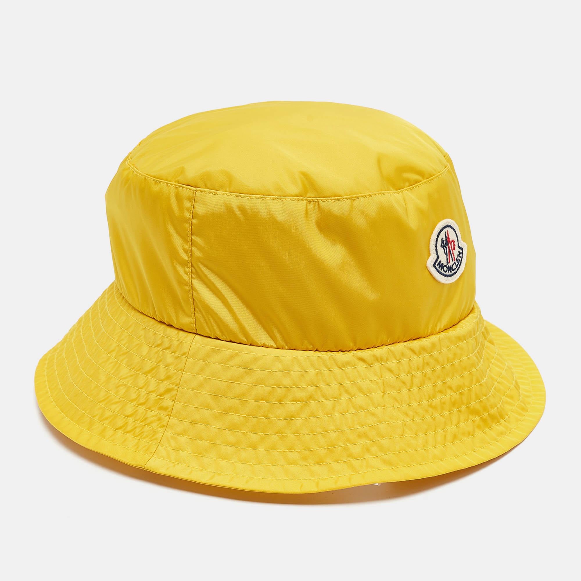 Il cappello a secchiello Moncler è un accessorio audace che unisce stile e funzionalità. Realizzata in nylon resistente, offre una sensazione di leggerezza e resistenza all'acqua. La toppa con il logo Moncler spicca sul giallo vivace, rendendola una