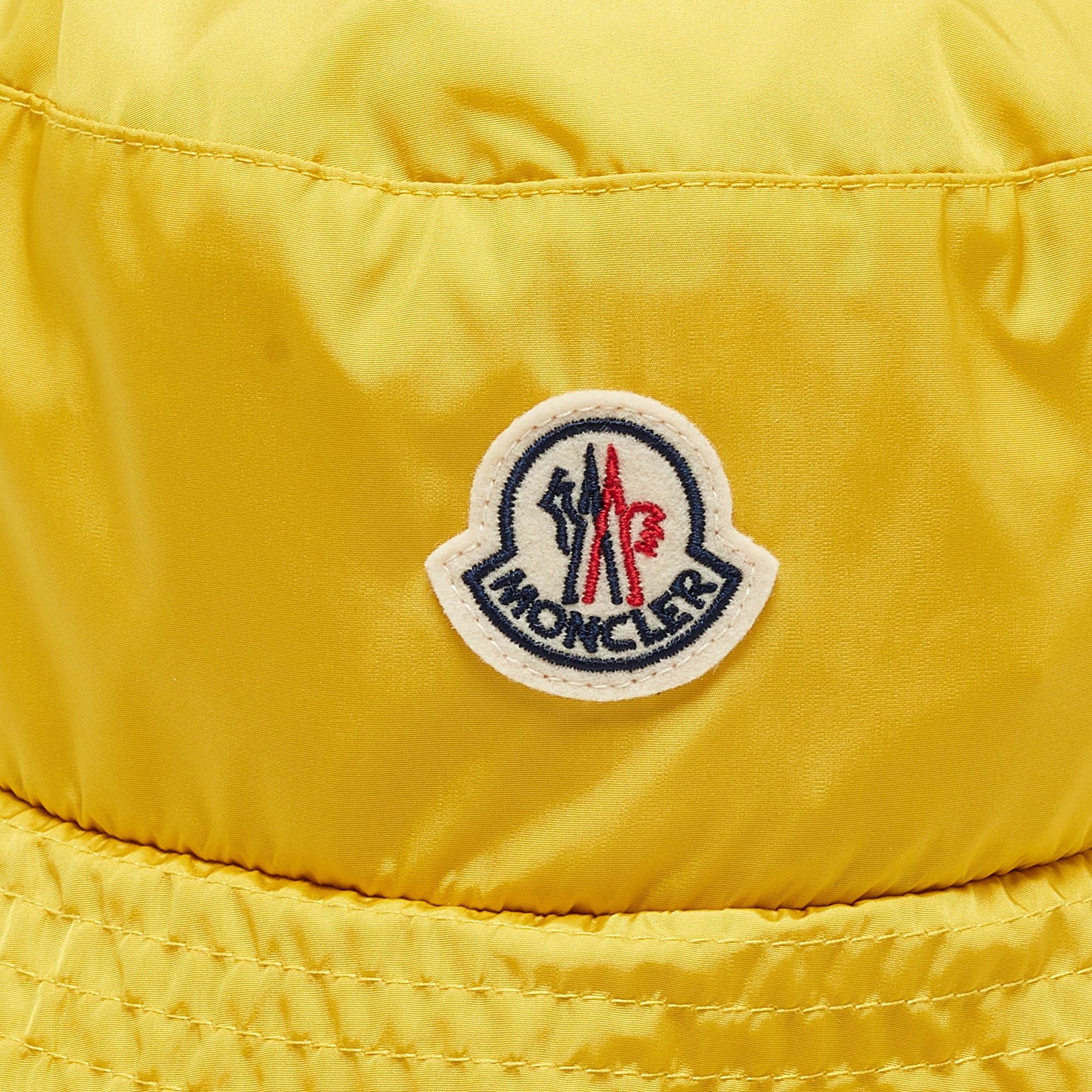 Moncler Cappello a Secchiello in Nylon con Toppa Logo Gialla M. I. In condizioni Nuovo in vendita a Dubai, Al Qouz 2
