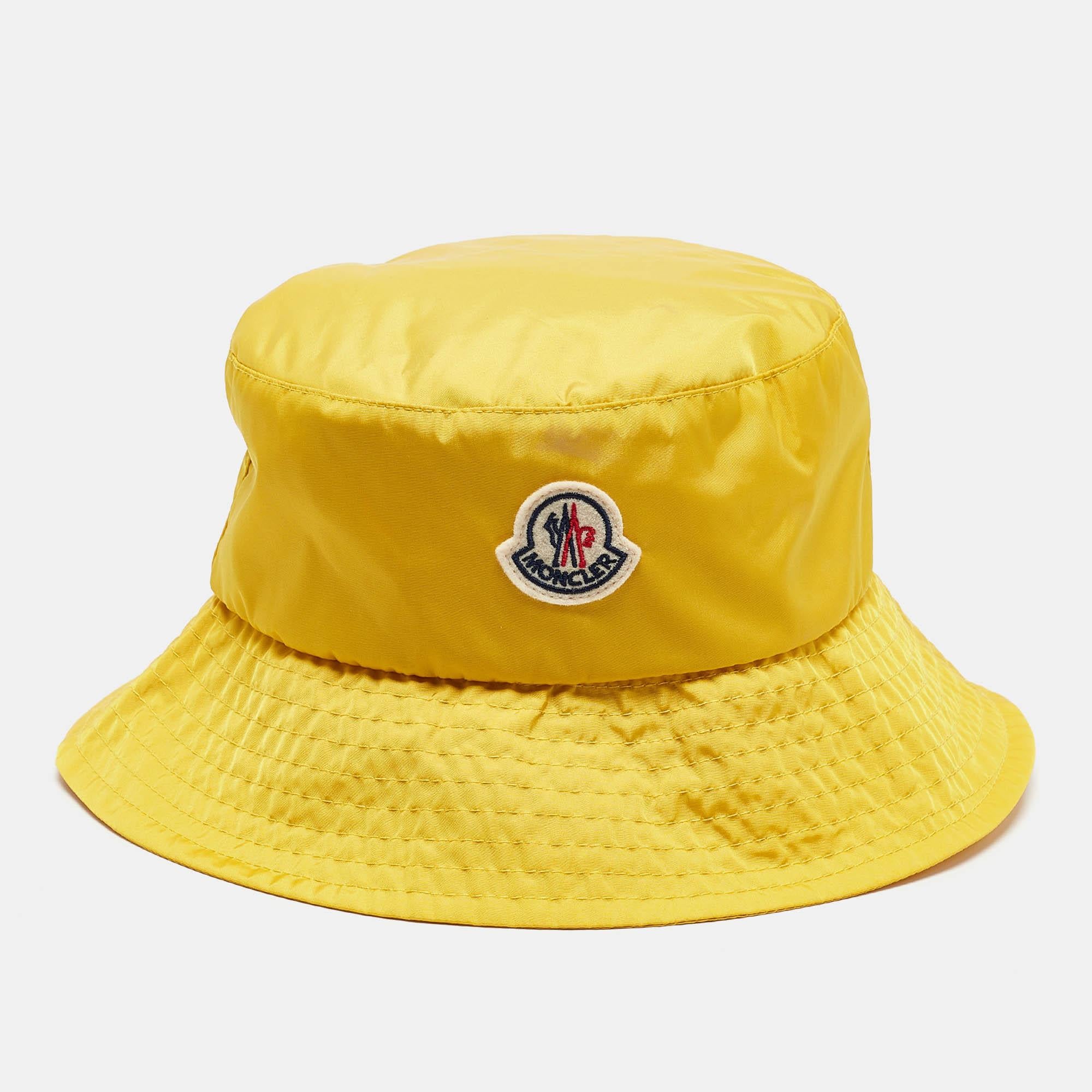 Il cappello a secchiello Moncler è un accessorio audace che unisce stile e funzionalità. Realizzata in nylon resistente, offre una sensazione di leggerezza e resistenza all'acqua. La toppa con il logo Moncler spicca sul giallo vivace, rendendola una