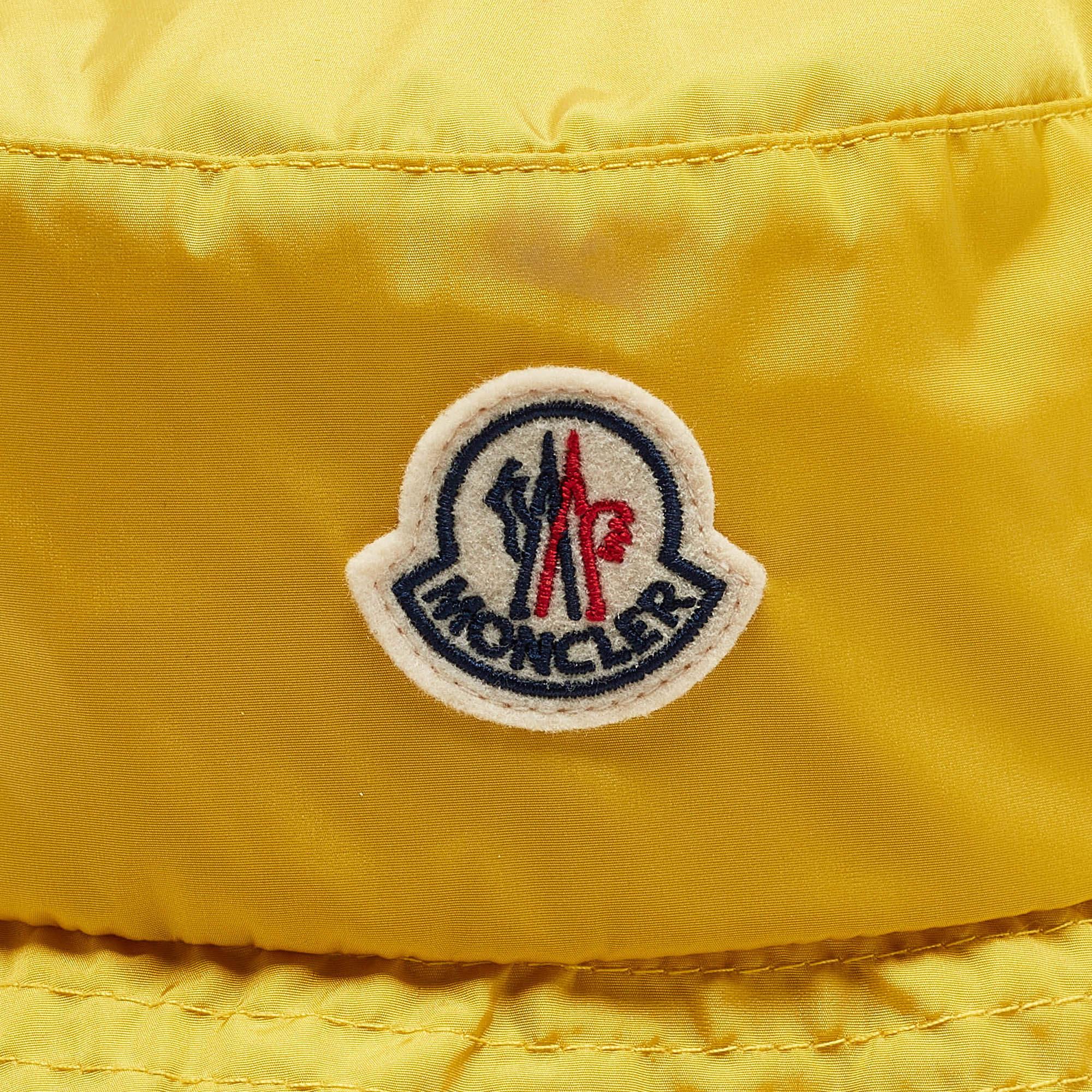 Donna Cappello a Secchiello in Nylon con Logo Patch Giallo Moncler S in vendita