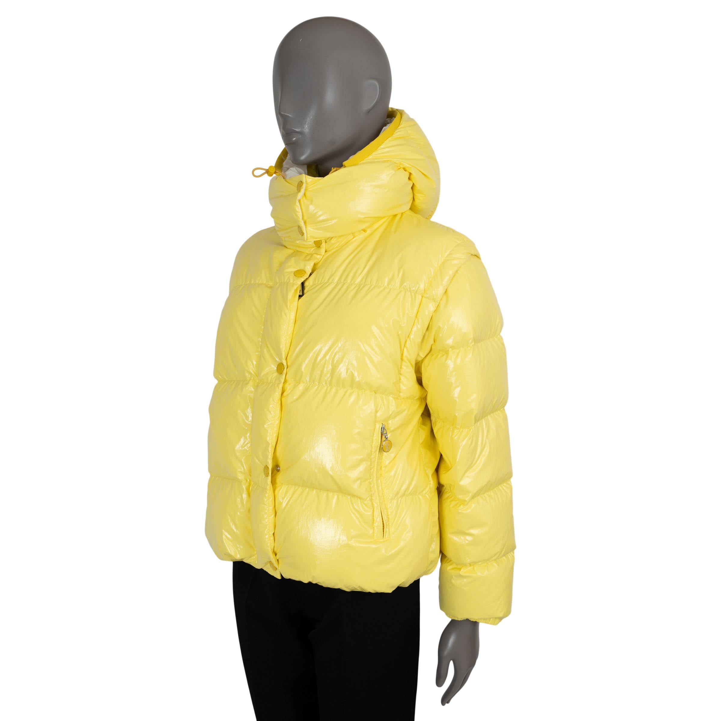 100% authentische Moncler Mauleon Pufferjacke aus glänzend gelber Baumwolle (73%) und Polyamid (27%). Die Jacke hat eine kastenförmige Silhouette, eine abnehmbare Kapuze und abnehmbare Ärmel, die sich in eine Weste verwandeln lassen, einen
