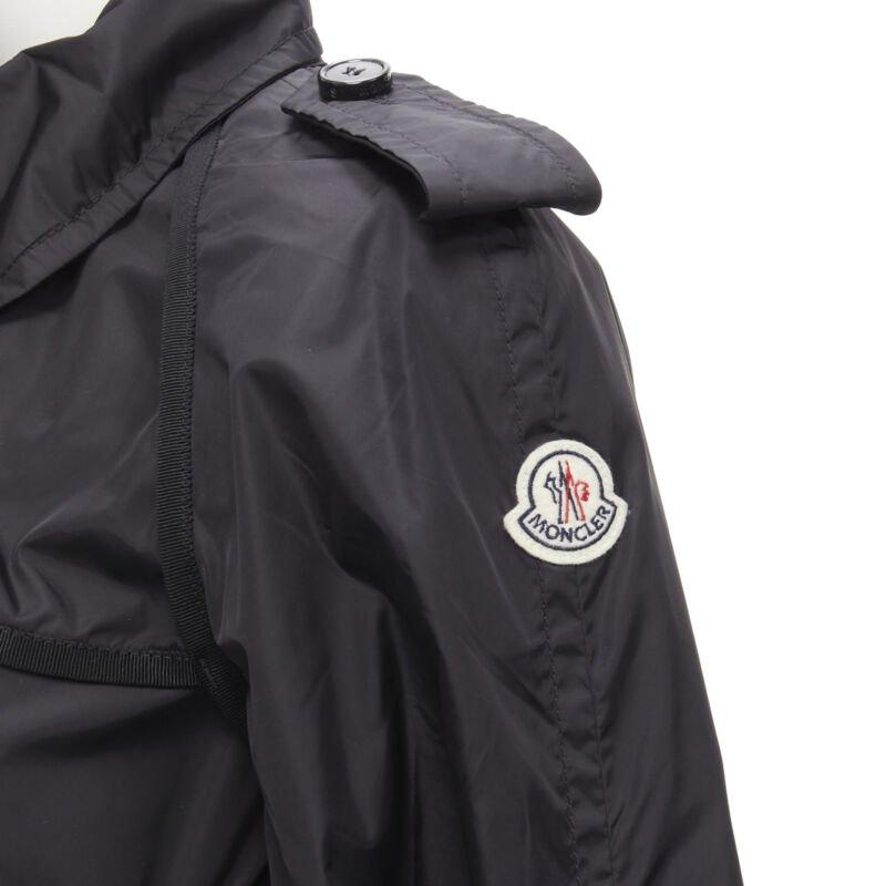 MONCLER Yukiko Giubbotto nero con bottoni a pressione, giacca a vento poncho Sz.0 XS
Riferimento: LNKO/A02042
Marchio: Moncler
Model: Yukiko Giubbotto
Materiale: Poliammide, misto
Colore: nero
Modello: Tinta unita
Chiusura: bottoni a