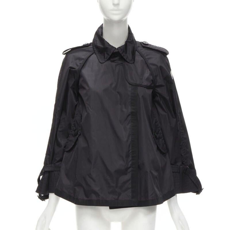 Nero MONCLER Yukiko Giubbotto nero con bottoni a pressione, giacca a vento poncho Sz.0 XS in vendita