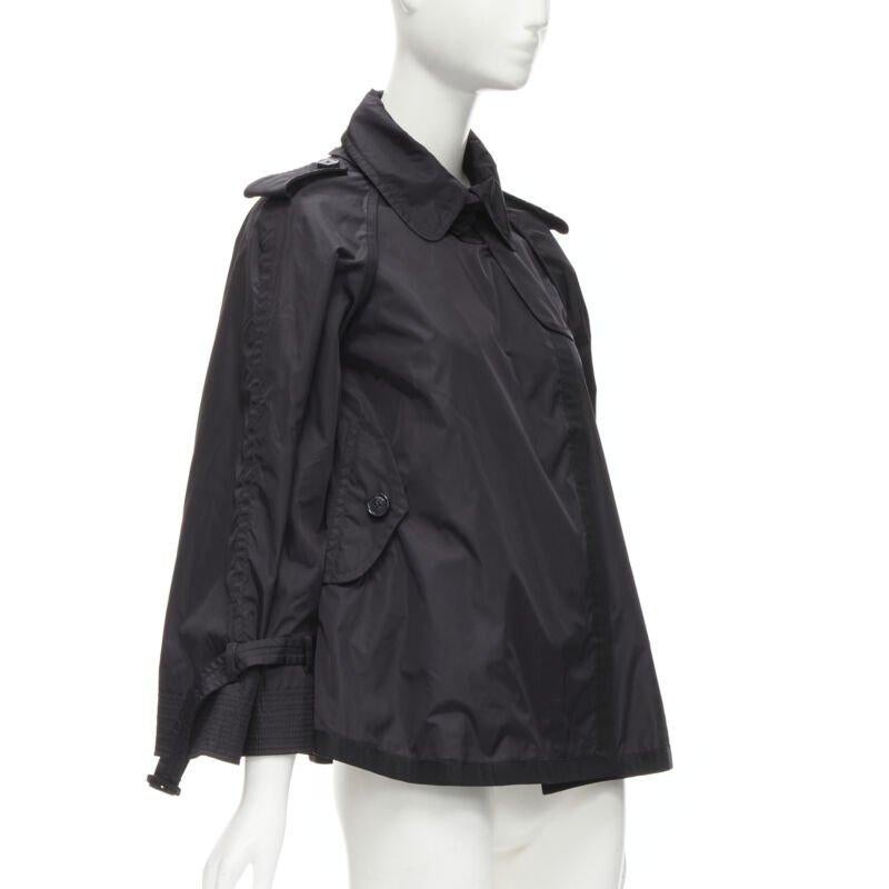 MONCLER Yukiko Giubbotto nero con bottoni a pressione, giacca a vento poncho Sz.0 XS In condizioni ottime in vendita a Hong Kong, NT