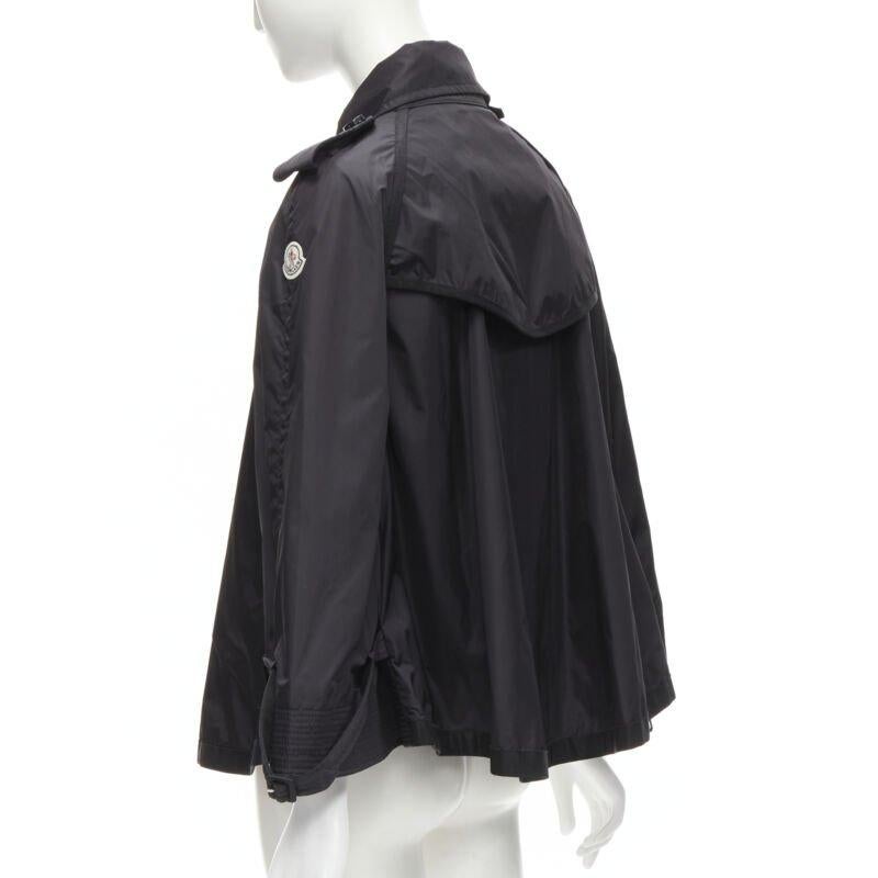 MONCLER Yukiko Giubbotto nero con bottoni a pressione, giacca a vento poncho Sz.0 XS in vendita 2