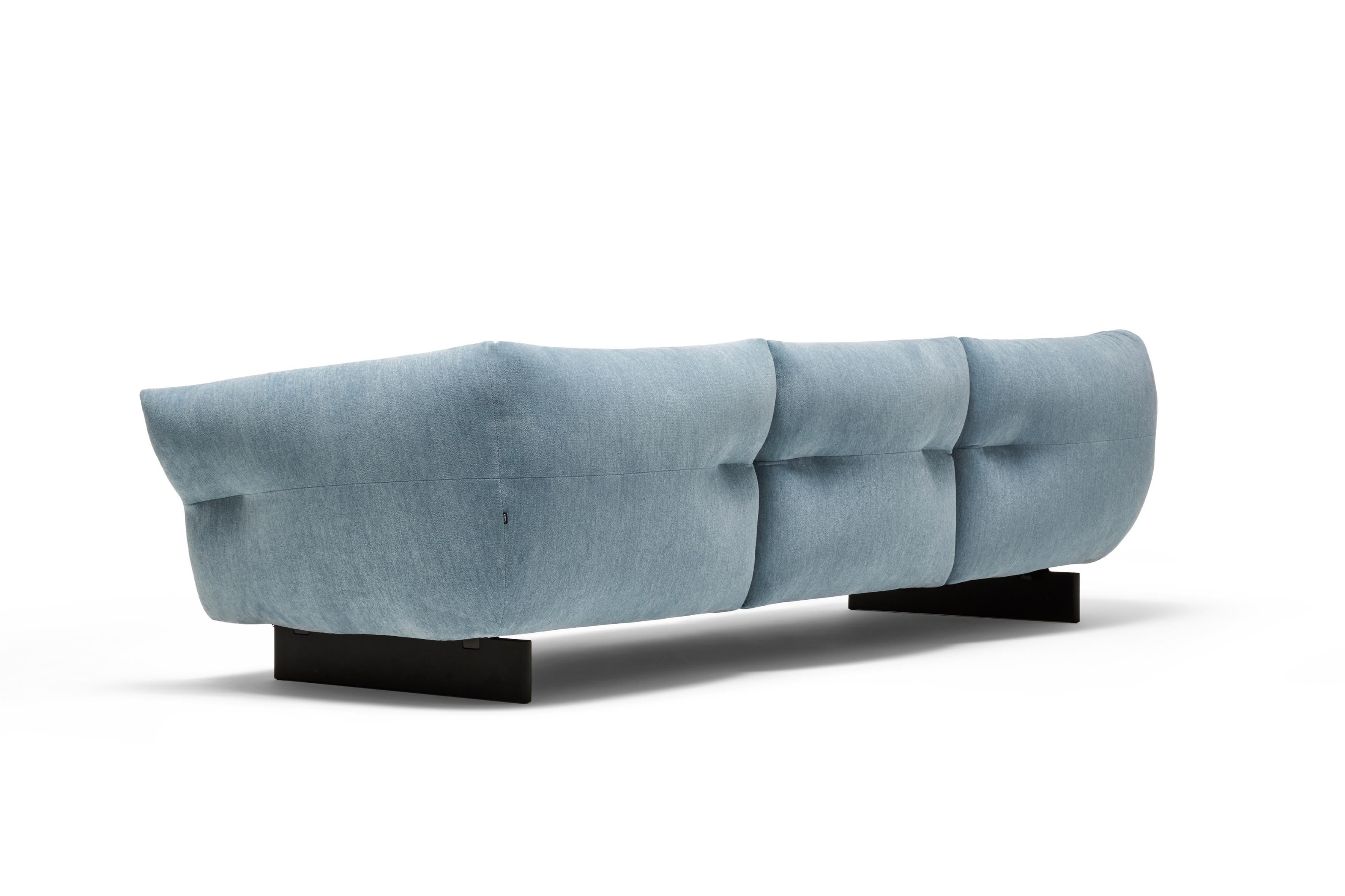 Sofá Moncloud diseñado por Patricia Urquiola.
Fabricado por Cassina (Italia)

EL FUTURO EN UN SOFÁ
Un refugio generoso y acogedor que celebra la comodidad y la hospitalidad.

Diseñado por Patricia Urquiola, Moncloud es un sofá extremadamente