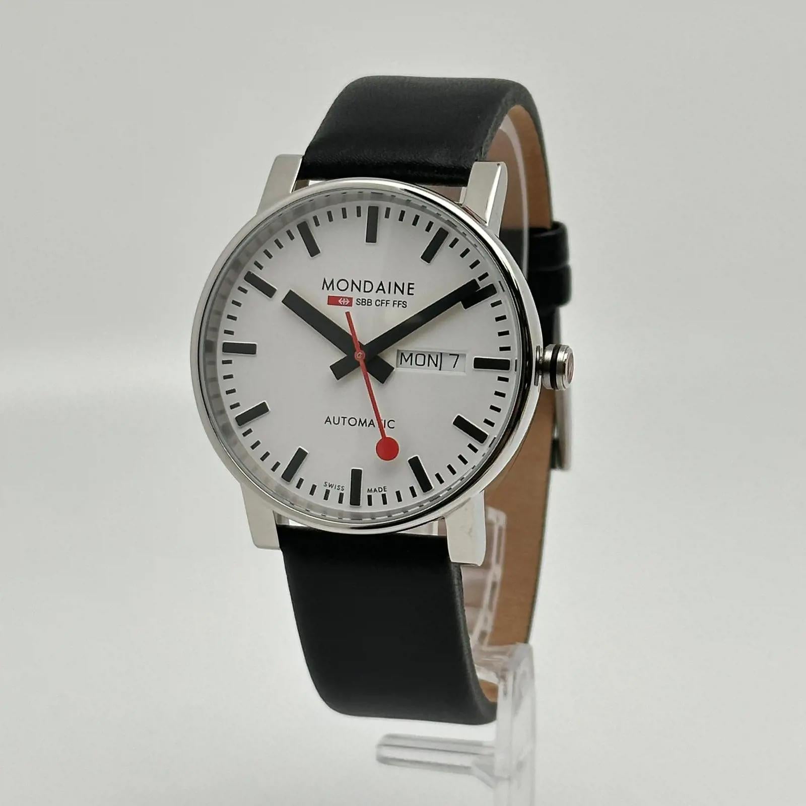 Mondaine Evo Big Day-Date Stahl- Automatik-Herrenuhr mit weißem Zifferblatt A132.30348.11SBB im Zustand „Neu“ in New York, NY