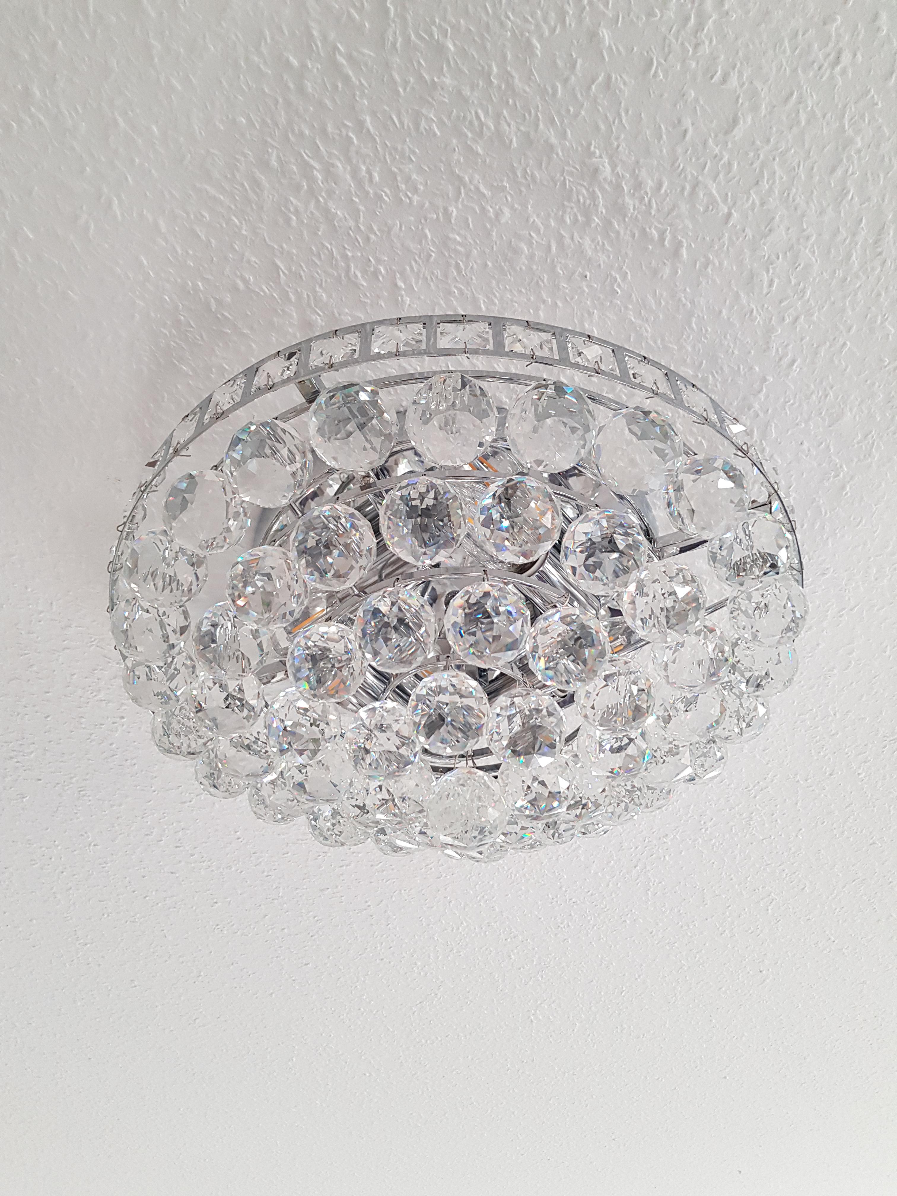 New modern crystal chandelier smaller larger possible. Lead crystal. House production.

Measures: Diameter 37 cm 
High 21 cm
4 x E14 bulbs.

Also possible . . .
- Production according to mass possible. 
- Available in several