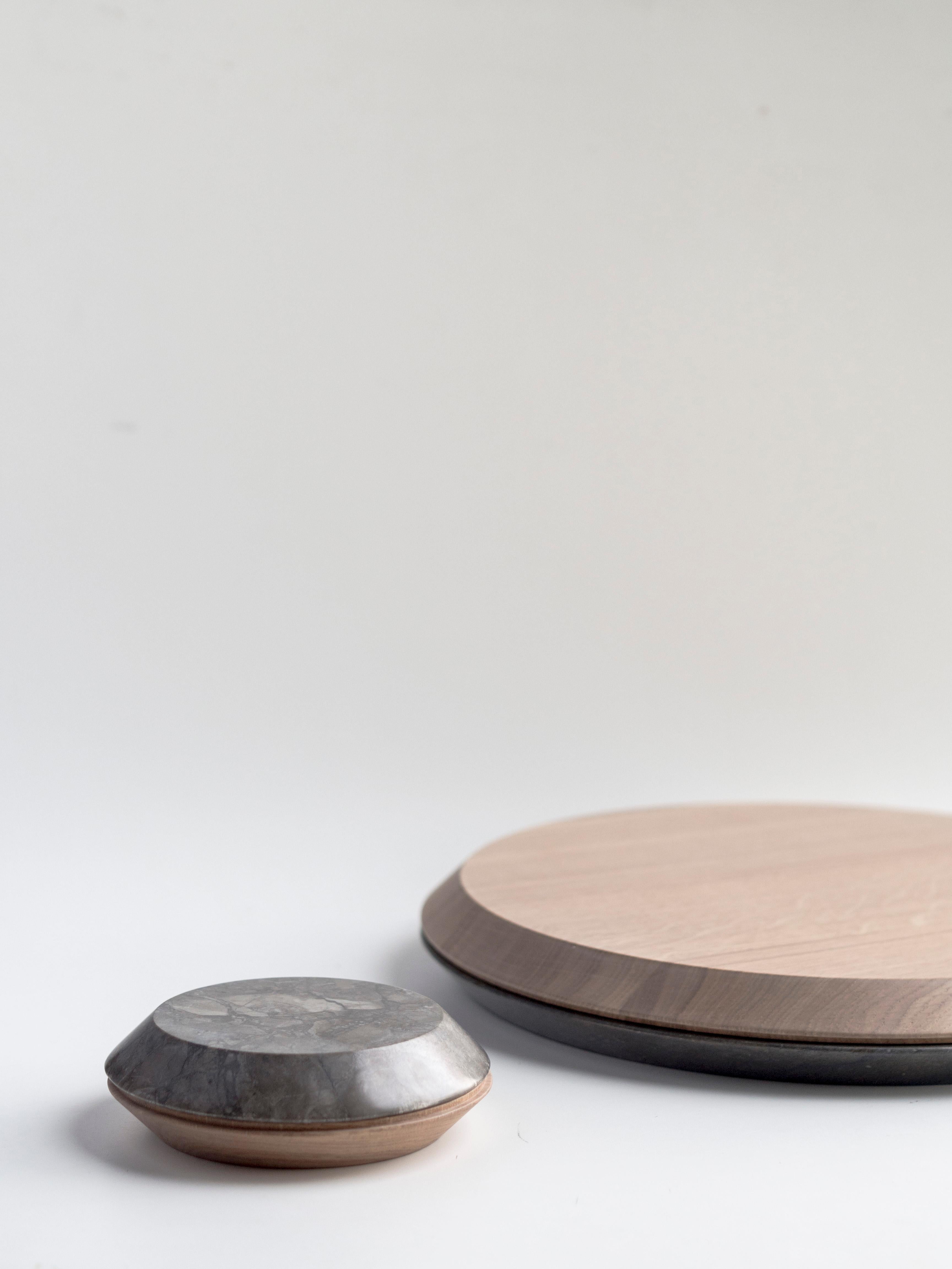 A collection of cutting boards in Sicilian marble and natural oak obtained with craftsmanship express parallel stories, narratives of the material and functional sense; they are 