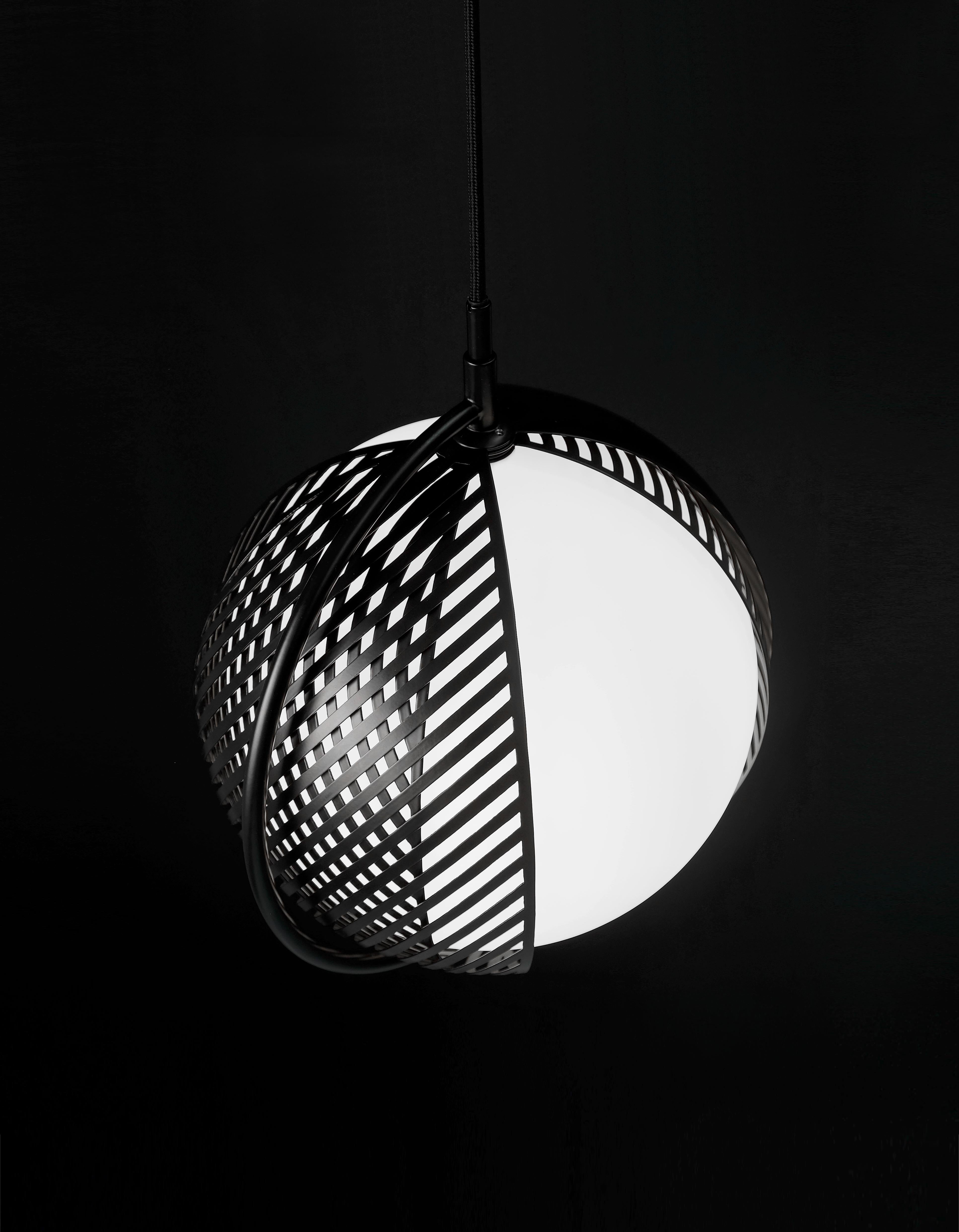 Lámpara de pie Mondo de Antonio Facco
Dimensiones: 153 x 28 cm (Ø)
Lámpara de pie con pantallas metálicas móviles con motivos.
Mondo consta de cuatro pantallas metálicas, montadas por parejas, superpuestas entre sí, que permiten al observador