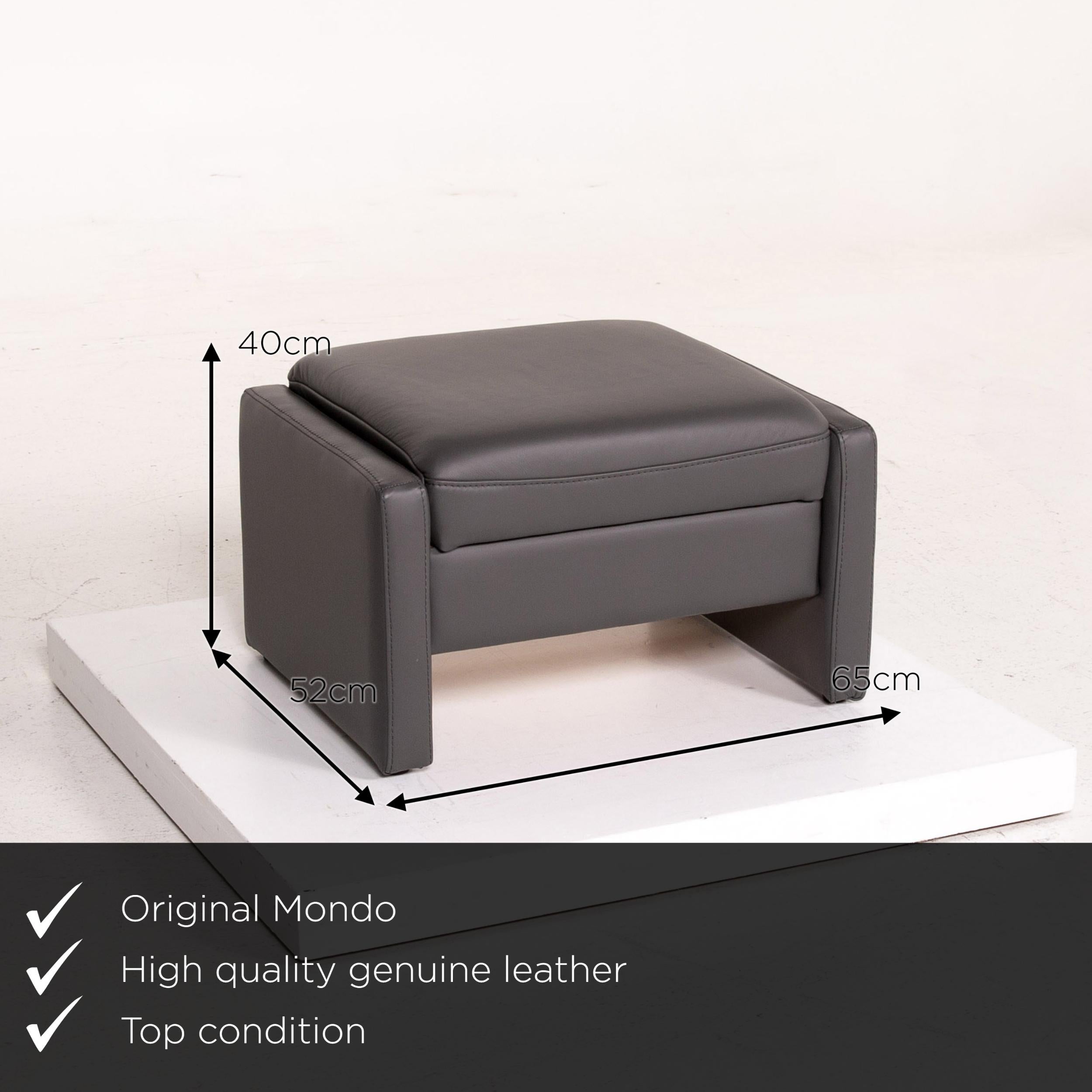 We present to you a Mondo Recero leather stool gray ottoman.

 

 Product measurements in centimeters:
 

Depth 52
Width 65
Height 40.




  