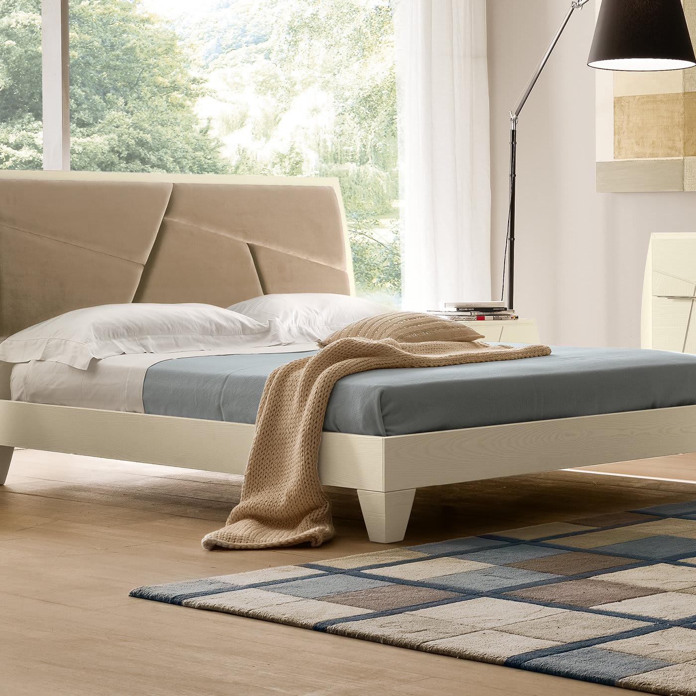 Das Mondrian-Bett ist ein italienisches Standard-Kingsize-Bett für Matratzen mit den Maßen 160 mal 200 Zentimeter und steht für zeitgenössischen mediterranen Luxus. Das Bett steht auf einem niedrigen Nussbaumrahmen und hat ein gepolstertes Kopfteil