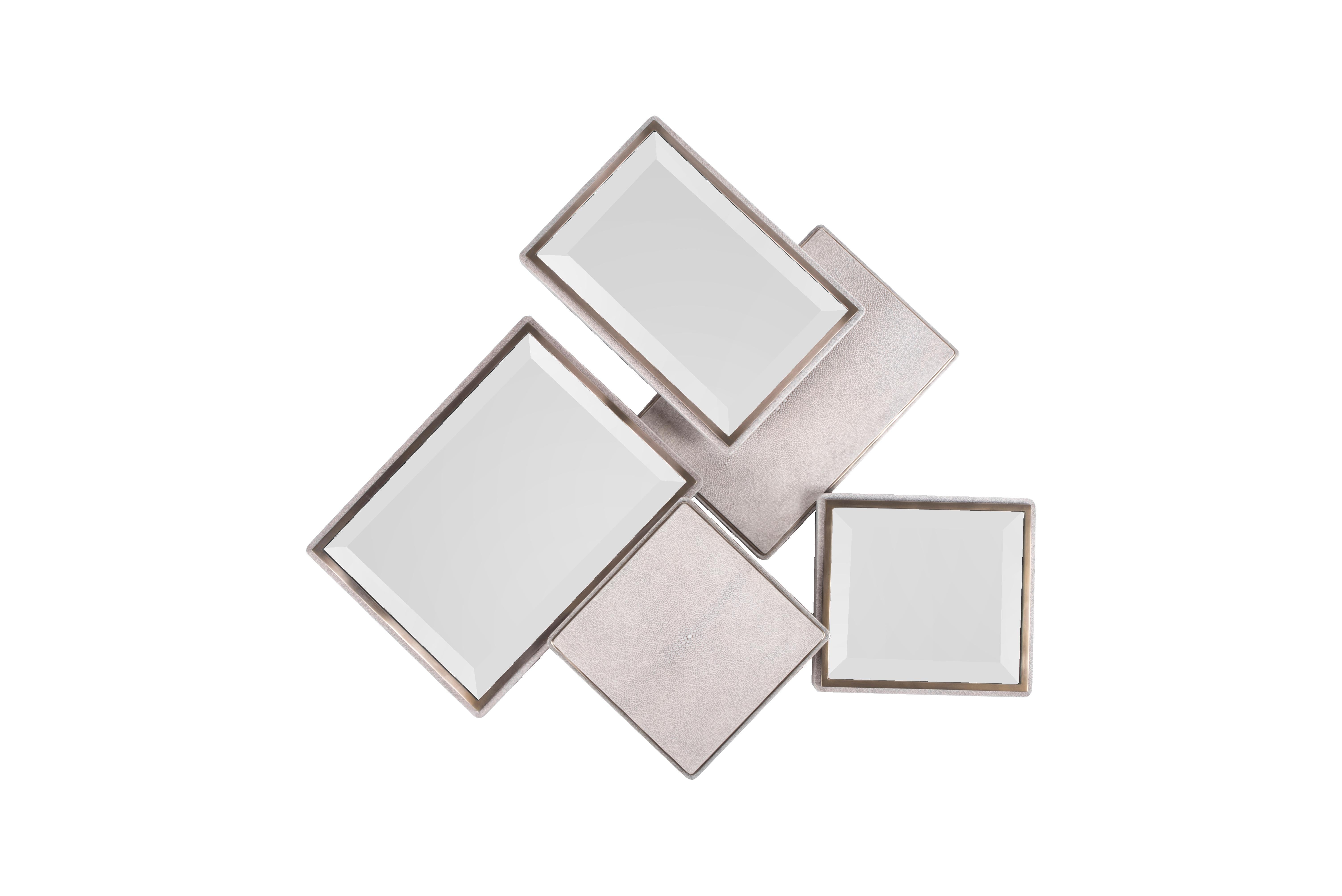 Der Mondrian Mirror Large ist ein verspieltes, grafisches Stück mit einer geometrischen Mischung aus Spiegelteilen und cremefarbenen Chagrinteilen, die auf verschiedenen Ebenen angeordnet sind. Die Chagrin-Teile sind mit einer diskreten Einkerbung