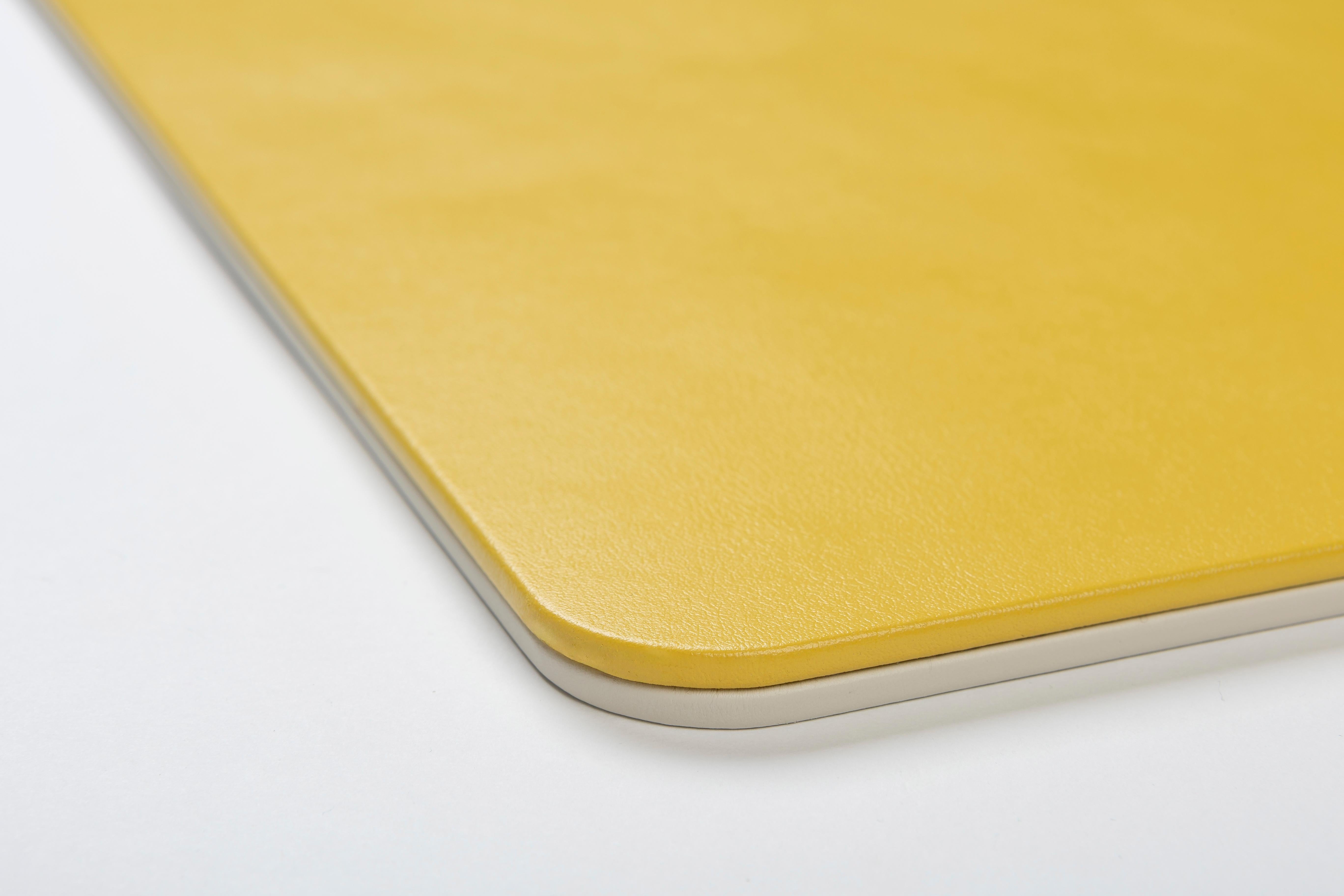 La tovaglietta Mondrian è realizzata in pregiata pelle Foglizzo di alta qualità per conferire al tuo ambiente da tavola un elegante senso di stile e lusso. La sua forma slanciata incornicia con precisione le stoviglie, offrendo spazio sufficiente