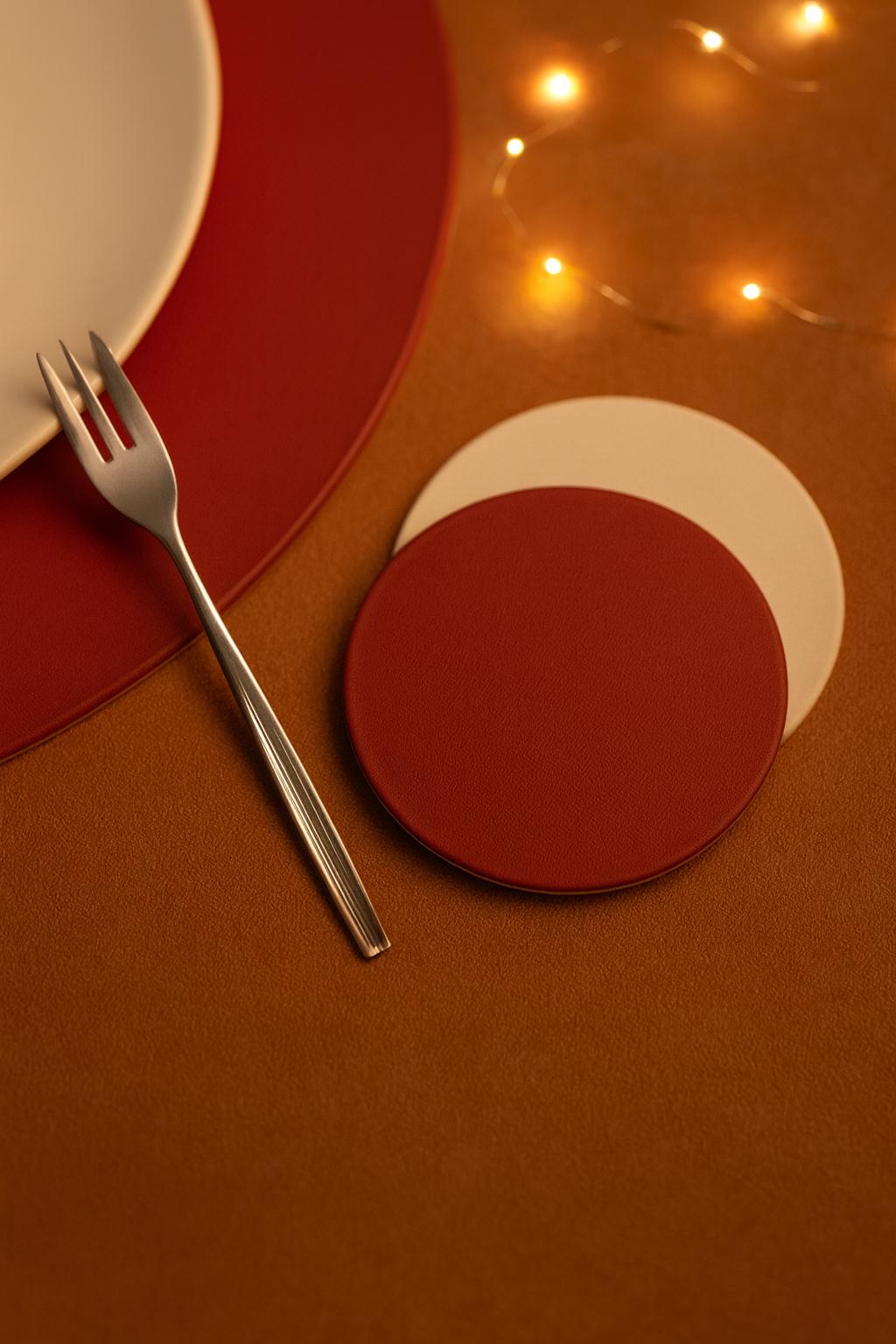 Lederobjekte und edle MATERIALIEN, die die Schönheit von Gesten, die Pflege von Lebensräumen und die Freude an gemeinsamen Momenten feiern.
Vom Tisch bis zum Haus, jede Kreation soll den Alltag in ein Erlebnis von authentischer Eleganz verwandeln.